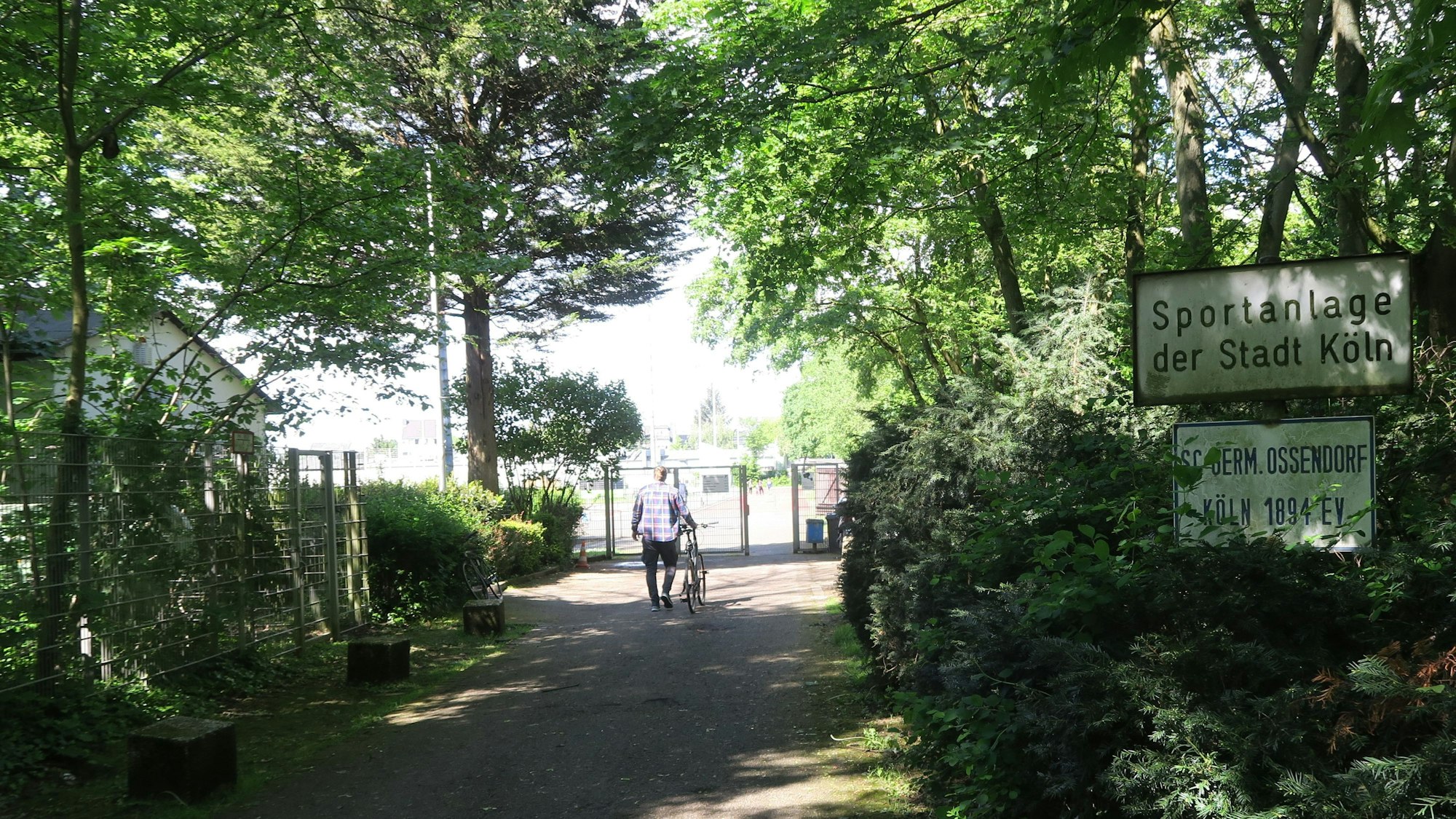 Eingang zu den Fußballplätzen der DJK Roland West und der Germania Ossendorf.