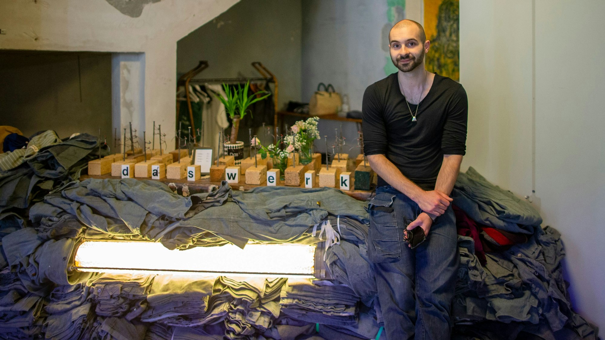 Aus den gestapelten Jeans, die vorerst zur Theke des Ladens von Inhaber Sim Bender geworden sind, macht das Team irgendwann Stücke für den Verkauf.