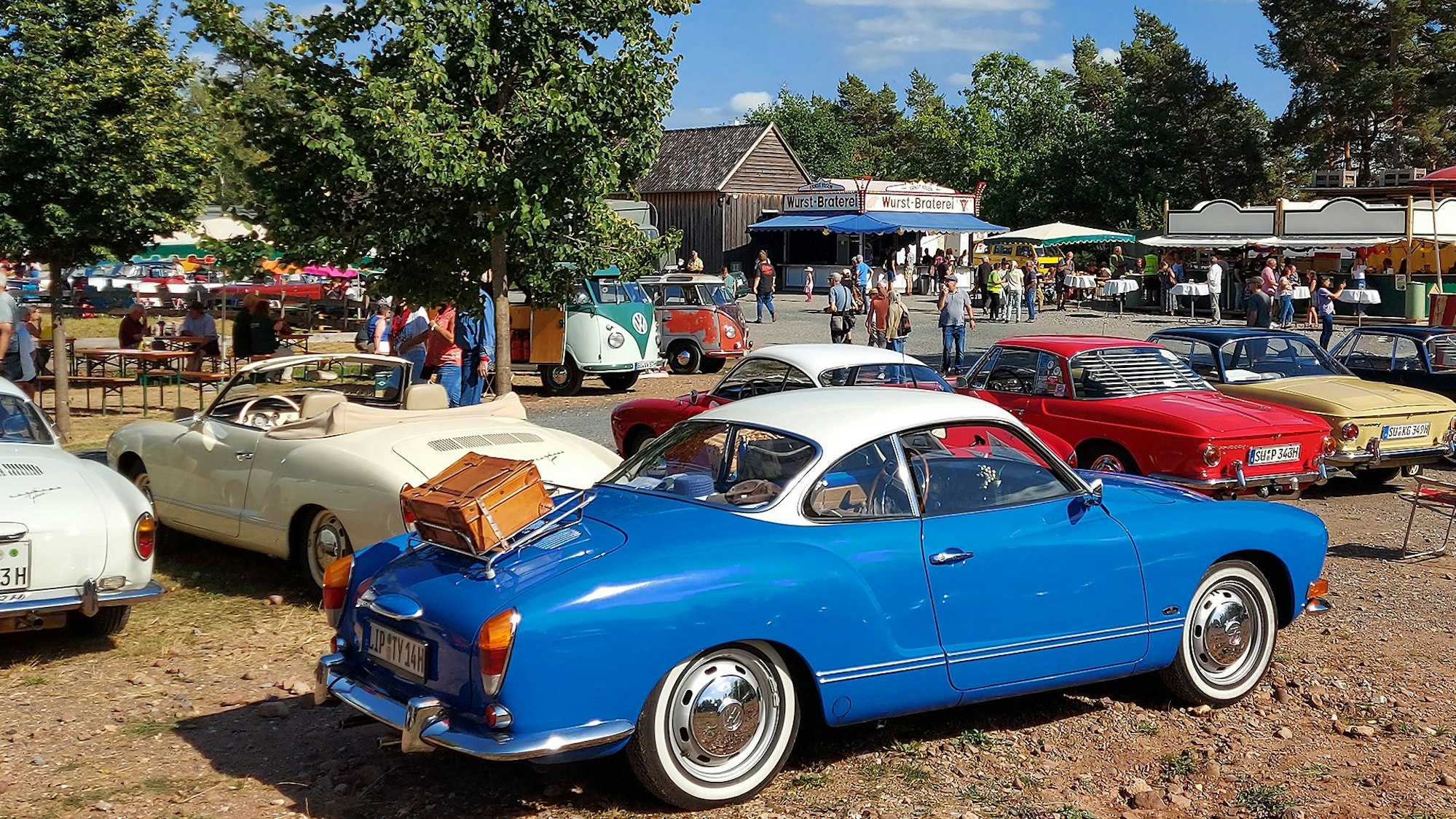 Bei der Zeitblende-Ausstellung 2022 parken mehrere Karmann-Ghias auf dem Marktplatz Rheinland im Freilichtmuseum Kommern.