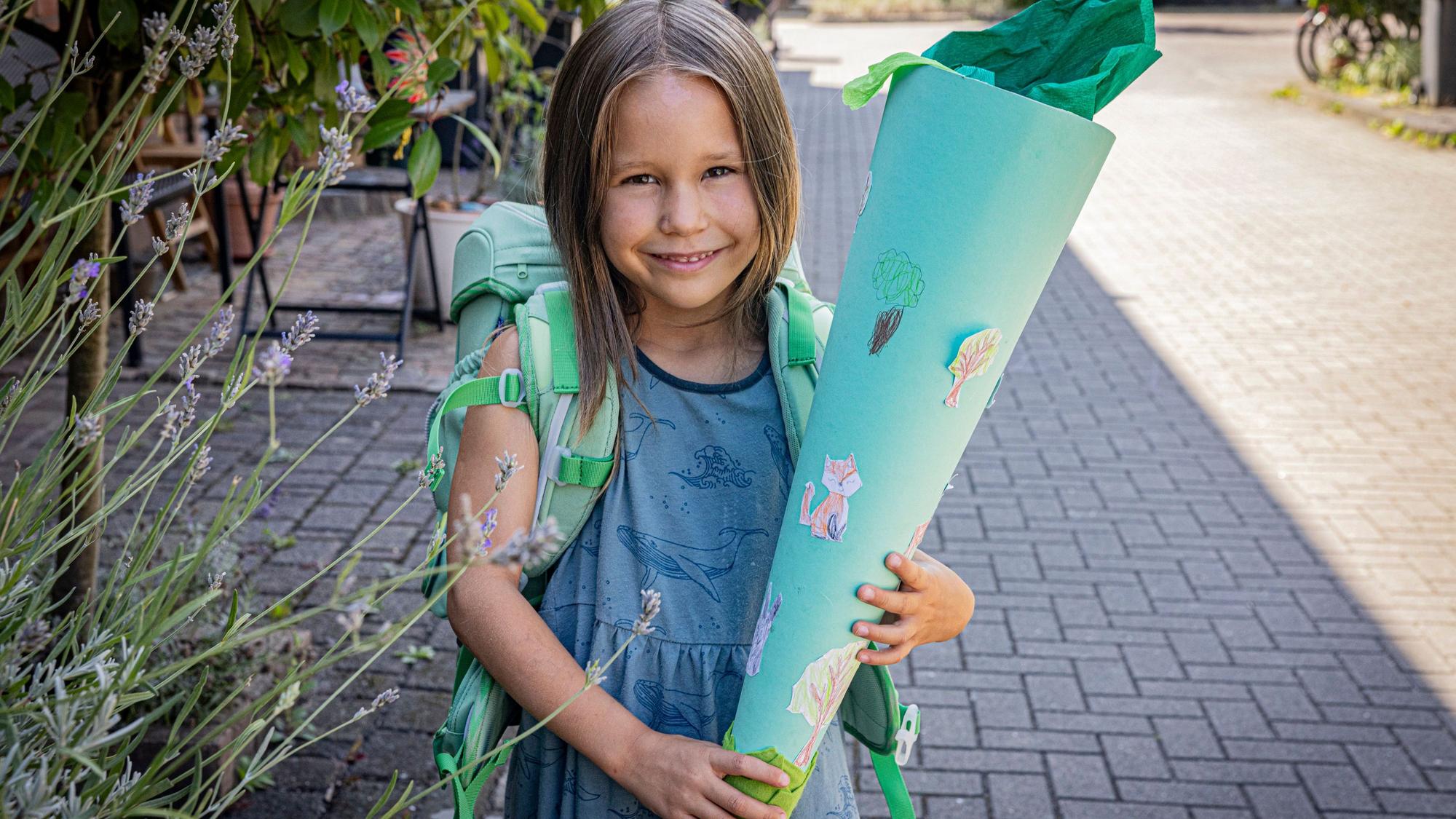 Mädchen mit Schultüte.