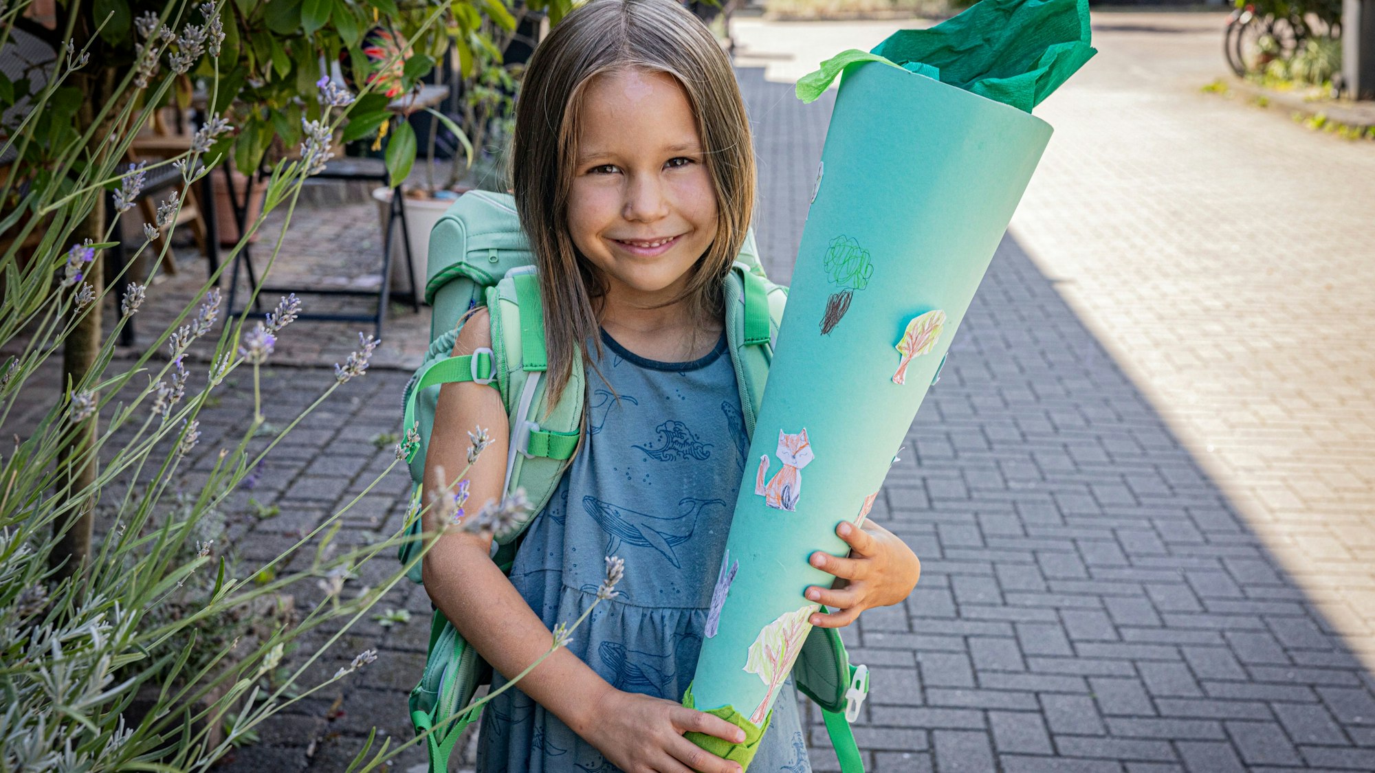 Mädchen mit Schultüte.