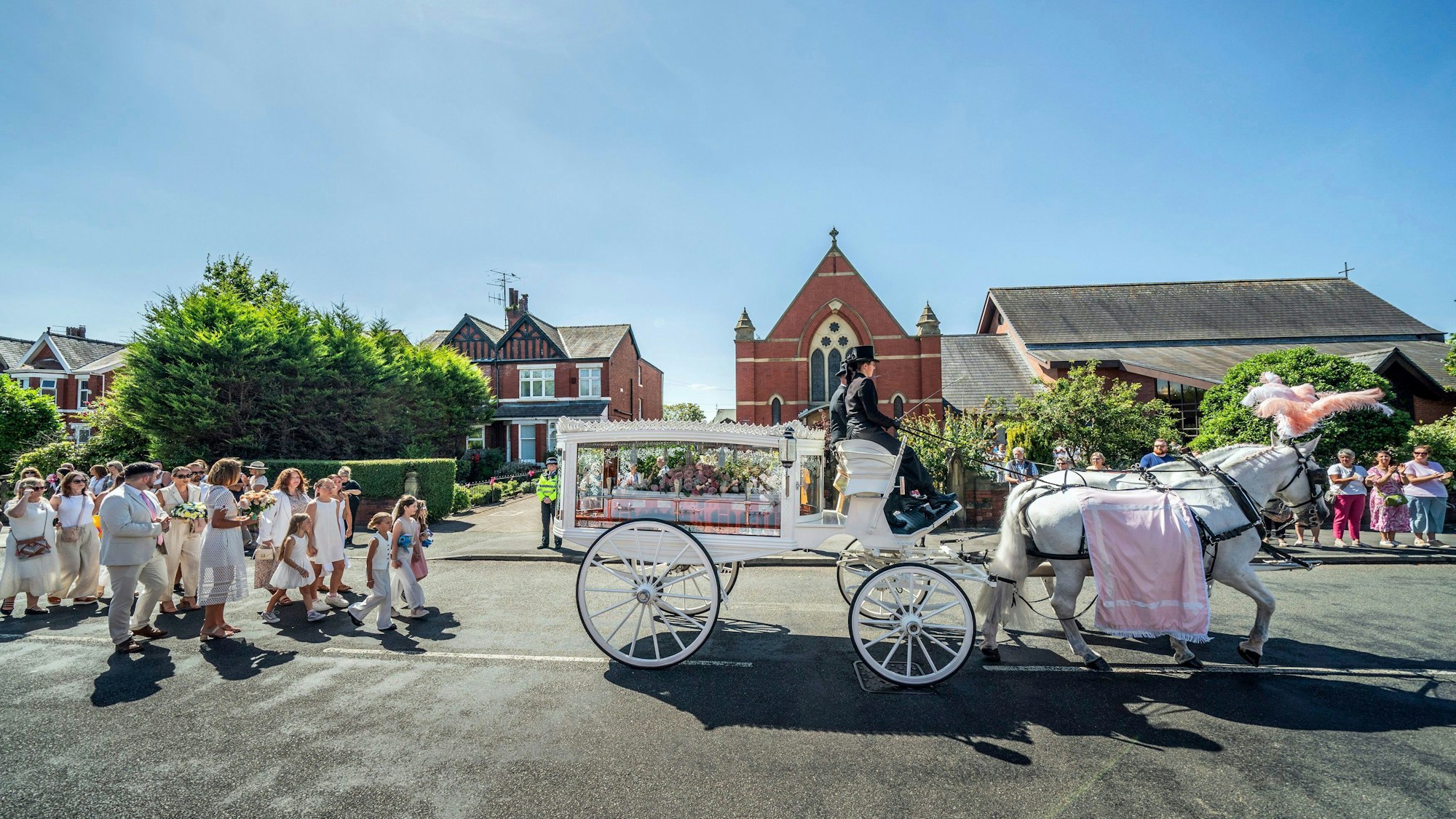 Die Pferdekutsche mit dem Sarg des Opfers der Messerstecherei, Alice da Silva Aguiar, kommt zu ihrer Beerdigung in der St. Patrick's Church in Southport, England, an.
