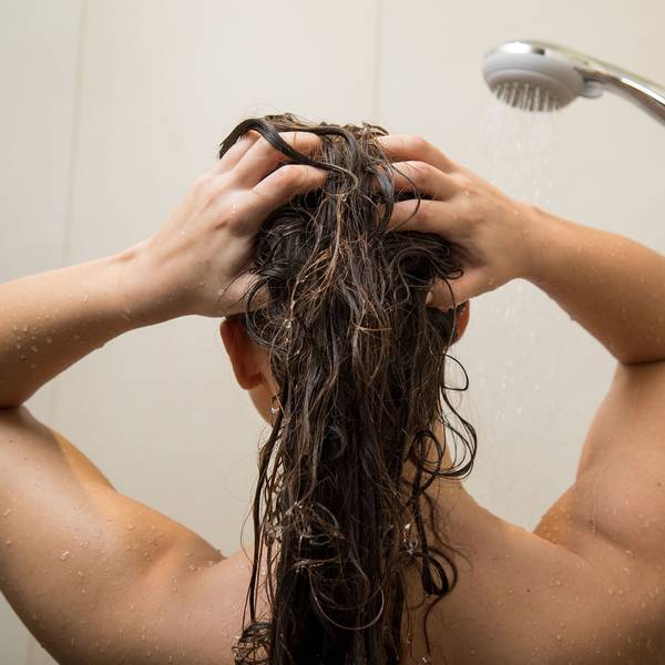 Eine Frau unter der Dusche