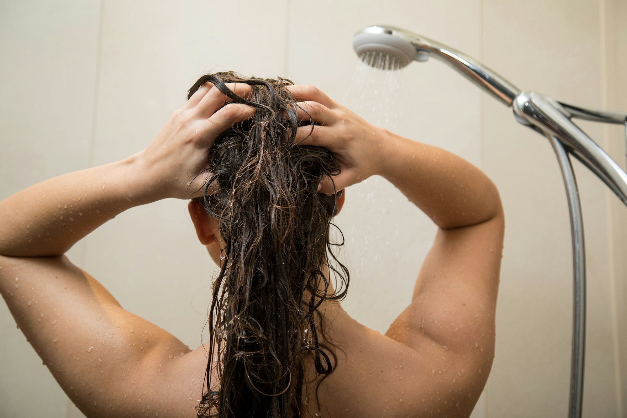 Eine Frau unter der Dusche