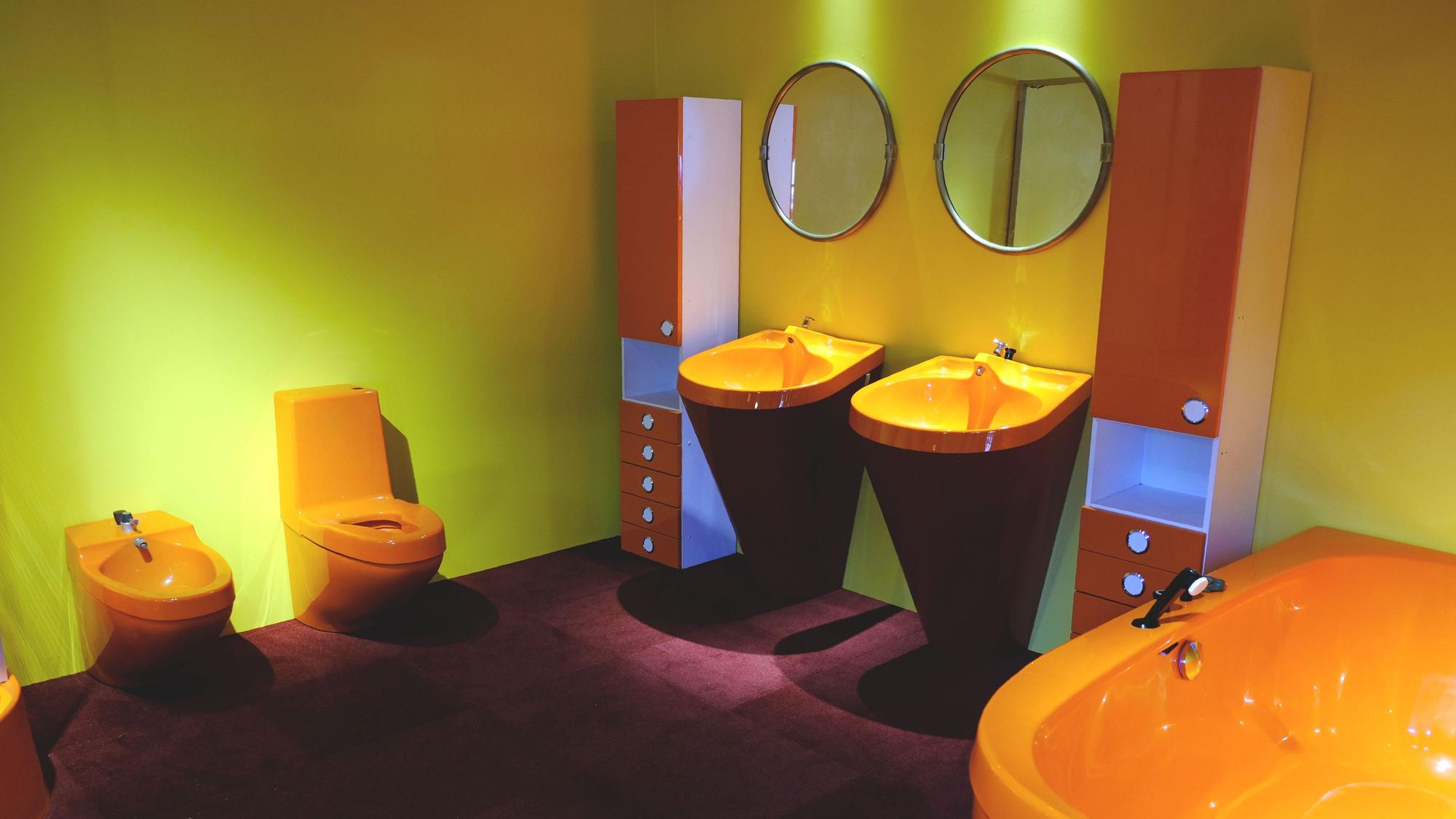 Das Foto zeigt eine GFK-Badezimmerausstattung des Designers Wolfgang Feierbach bei einer Ausstellung im Freilichtmuseum Kommern.