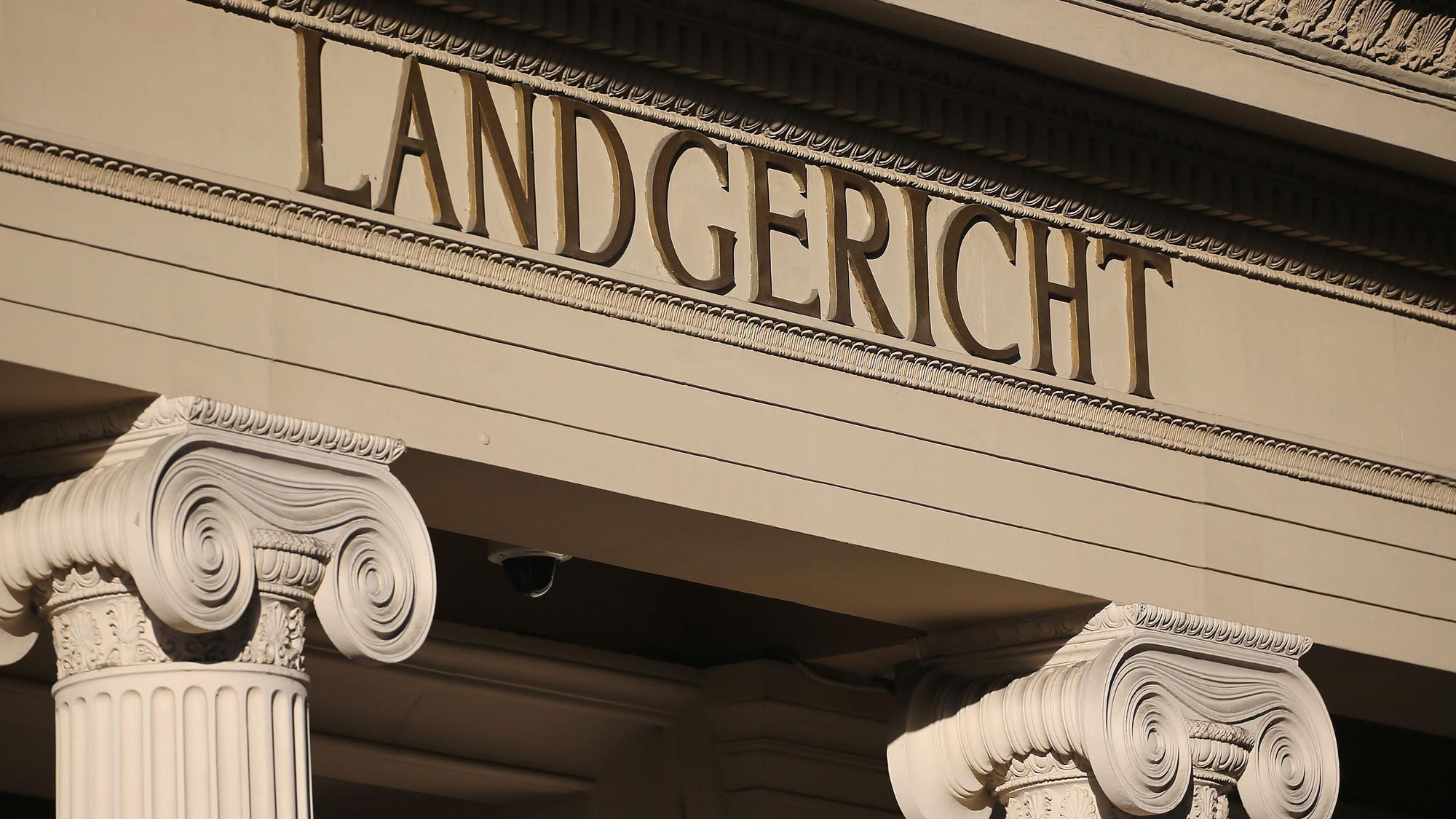 Das Eingangsportal des Bonner Landgerichts. Ein 31 und ein 35 Jahre alter Angeklagten stehen im Verdacht, dass sie sich noch vor dem Bonner Urteil absetzen wollten.