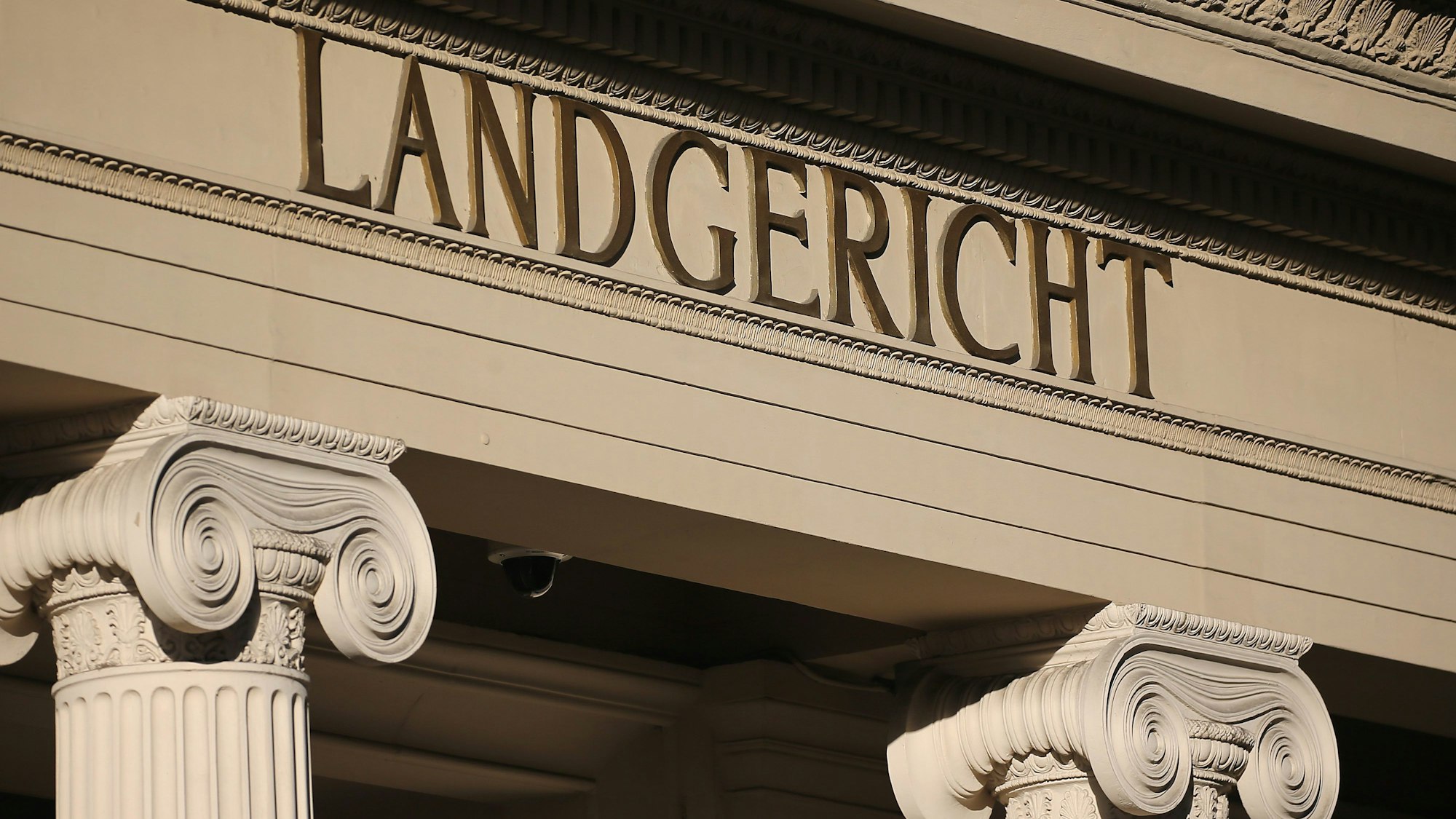 Das Eingangsportal des Bonner Landgerichts. Ein 31 und ein 35 Jahre alter Angeklagten stehen im Verdacht, dass sie sich noch vor dem Bonner Urteil absetzen wollten.