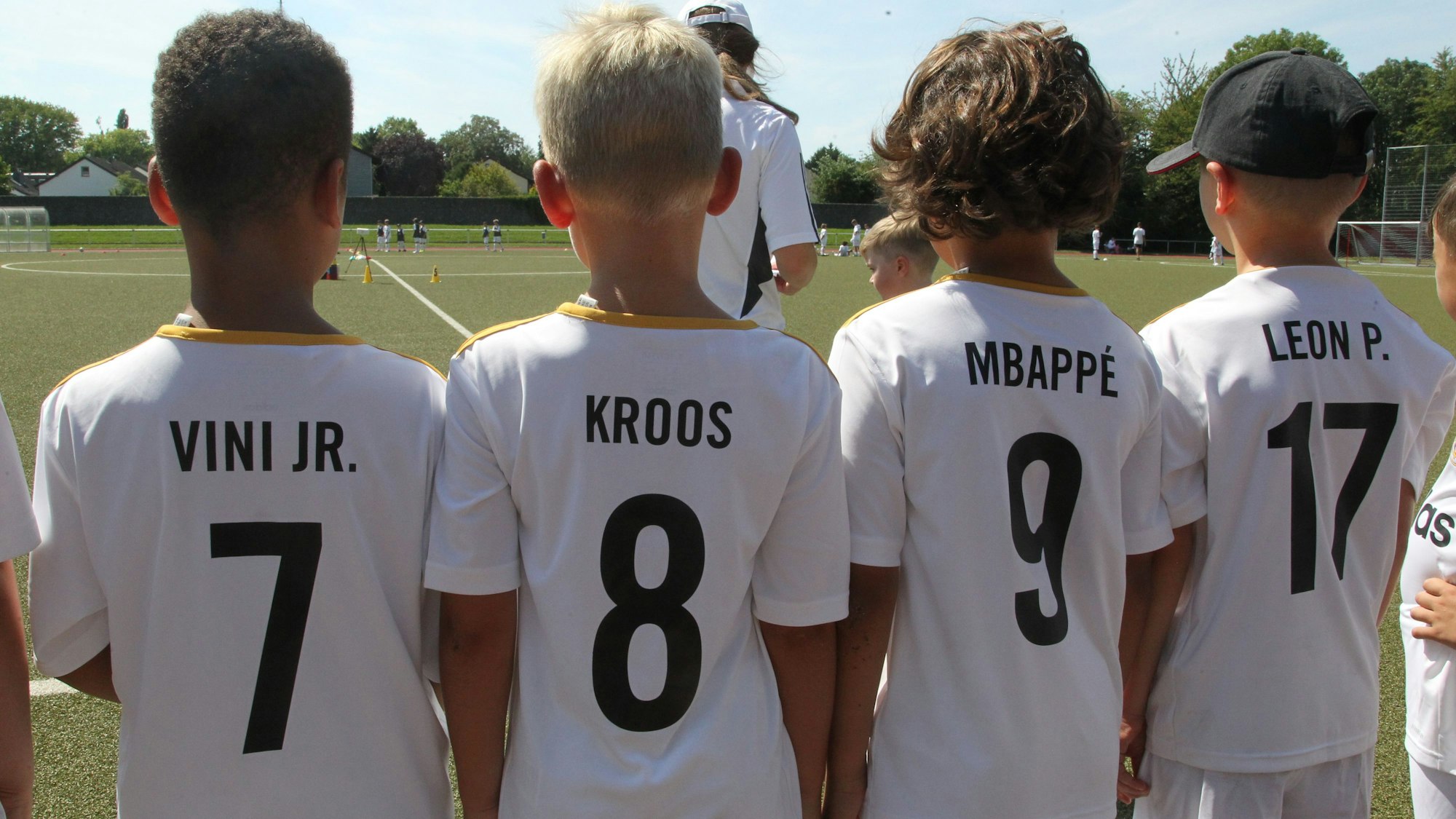 Beliebte Namen auf dem Trikot. Mbappé und Kroos sind der Renner. Aber auch für den eigenen Namen darf man sich entscheiden.