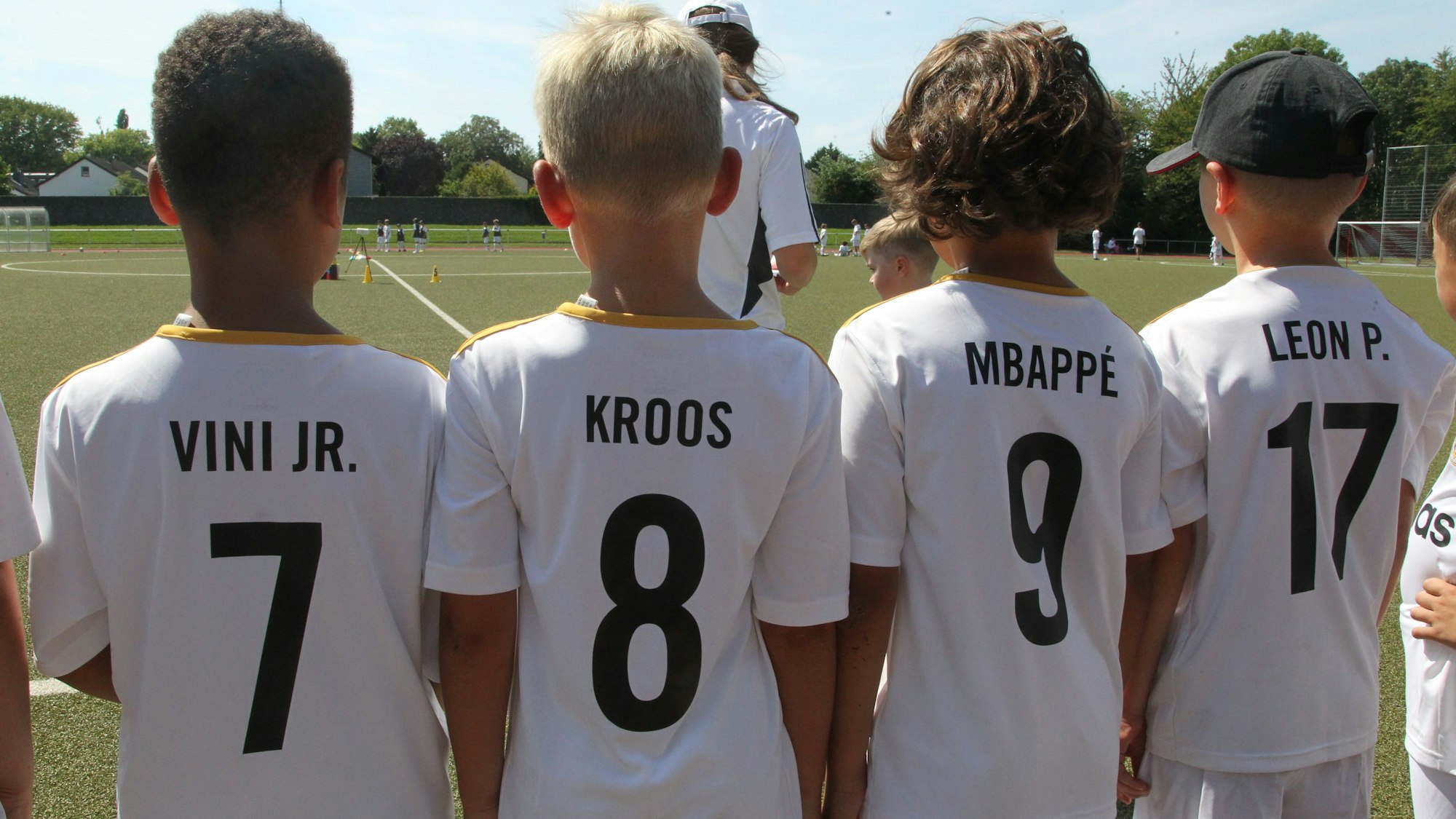 Beliebte Namen auf dem Trikot. Mbappé und Kroos sind der Renner. Aber auch für den eigenen Namen darf man sich entscheiden.