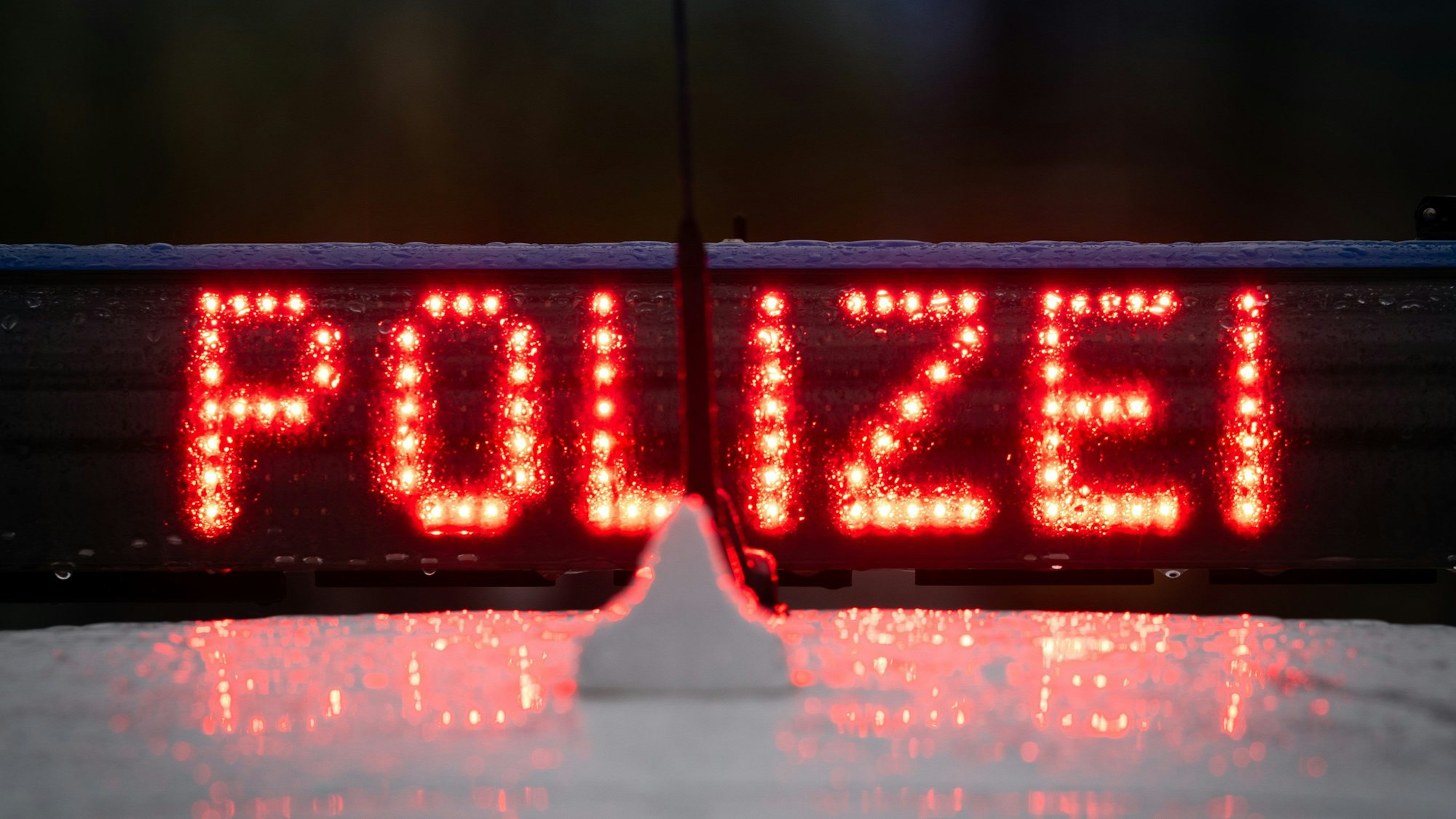 Der Schriftzug Polizei, aufgenommen während einer Verkehrskontrolle.