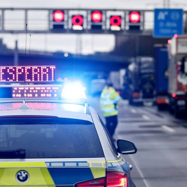 Polizeikontrolle wegen überhöhter Geschwindigkeit auf einer Landstraße. (Symbolfoto)
