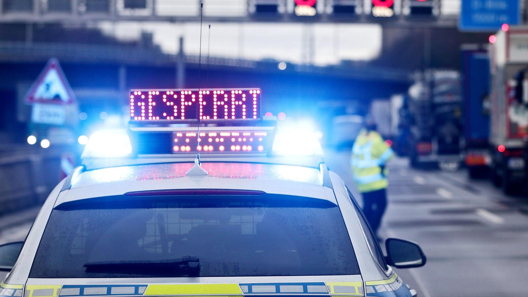 Polizeieinsatz auf der Autobahn in der Nacht (Symbolfoto).