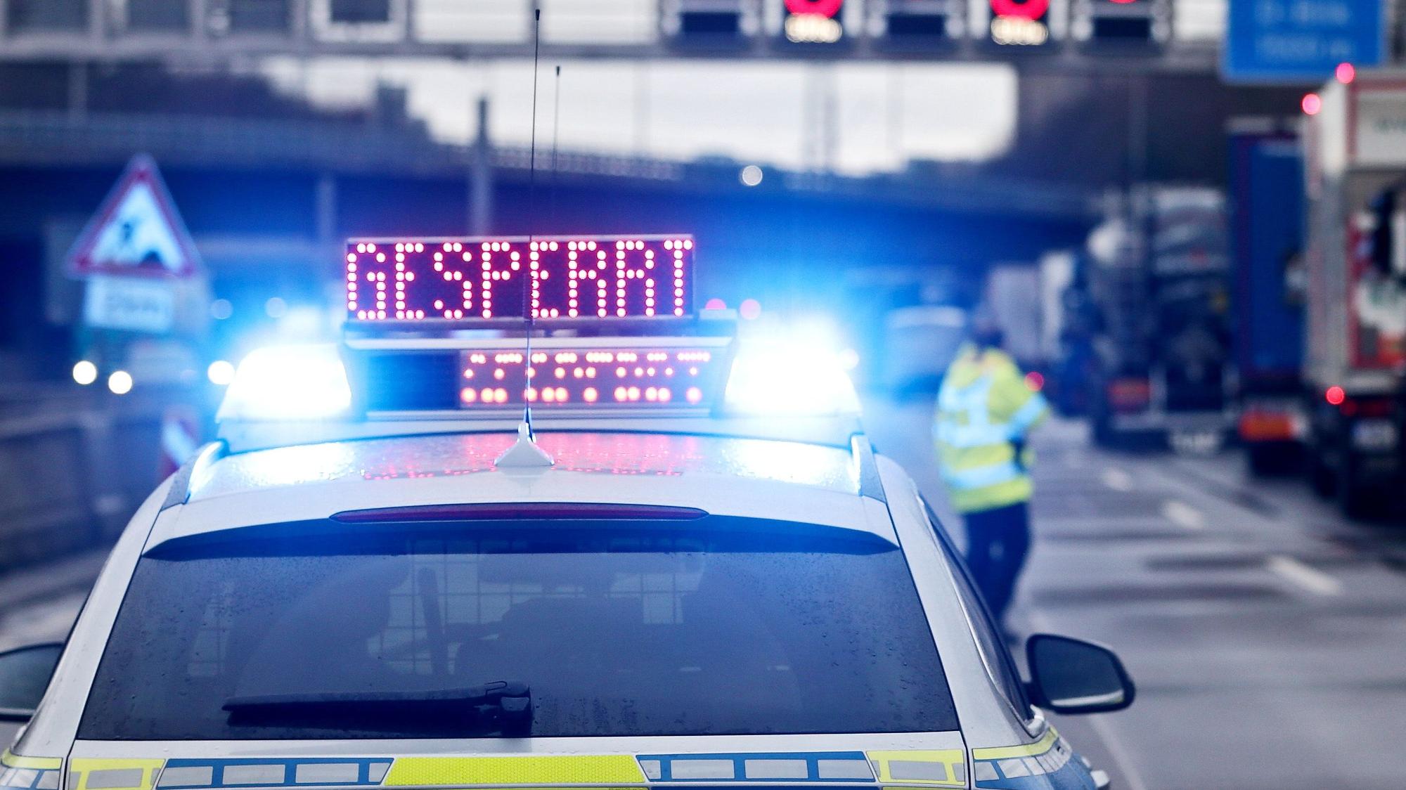 Polizei sperrt eine Straße nach einem Unfall (Symbolfoto).