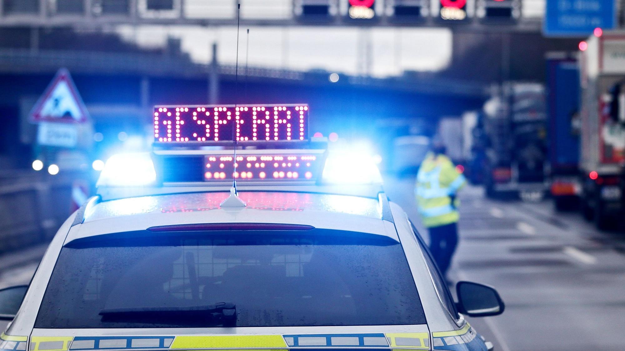 Polizeikontrolle wegen überhöhter Geschwindigkeit auf einer Landstraße. (Symbolfoto)