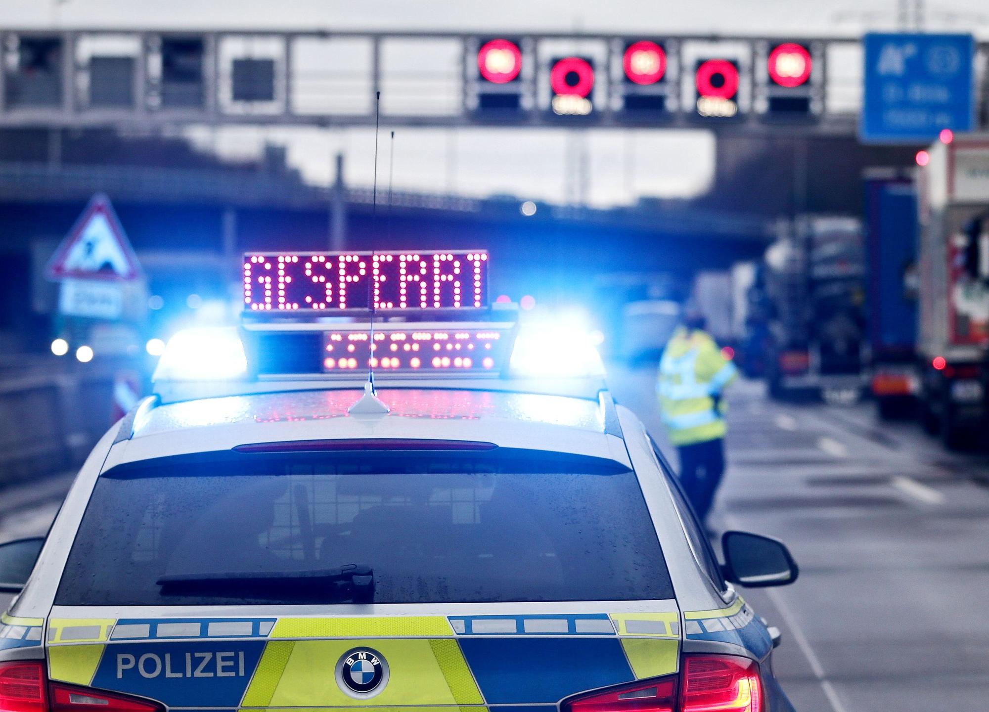 Ein Polizist sperrt nach einem Unfall eine Autobahn. (Symbolfoto)