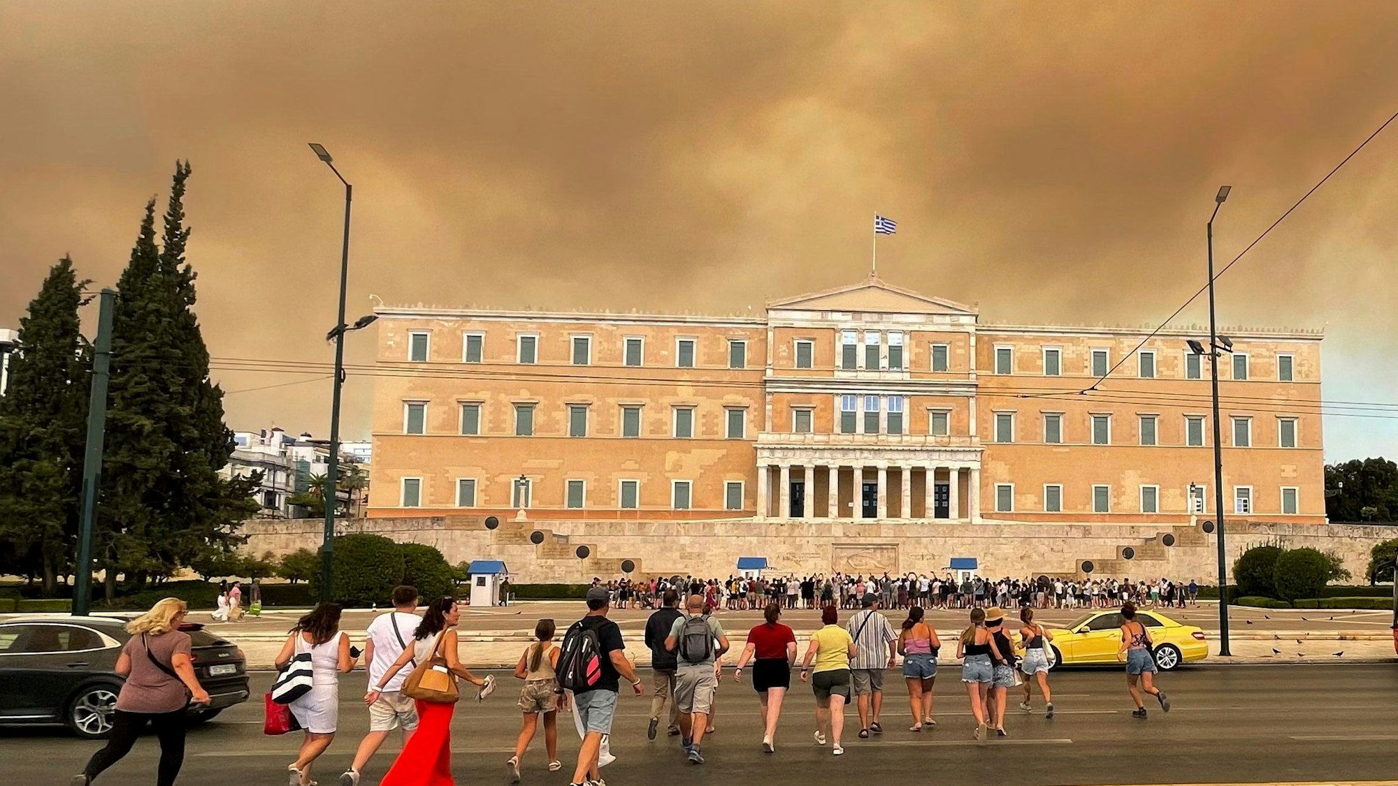 Menschen strömen Richtung Parlamentsgebäude.