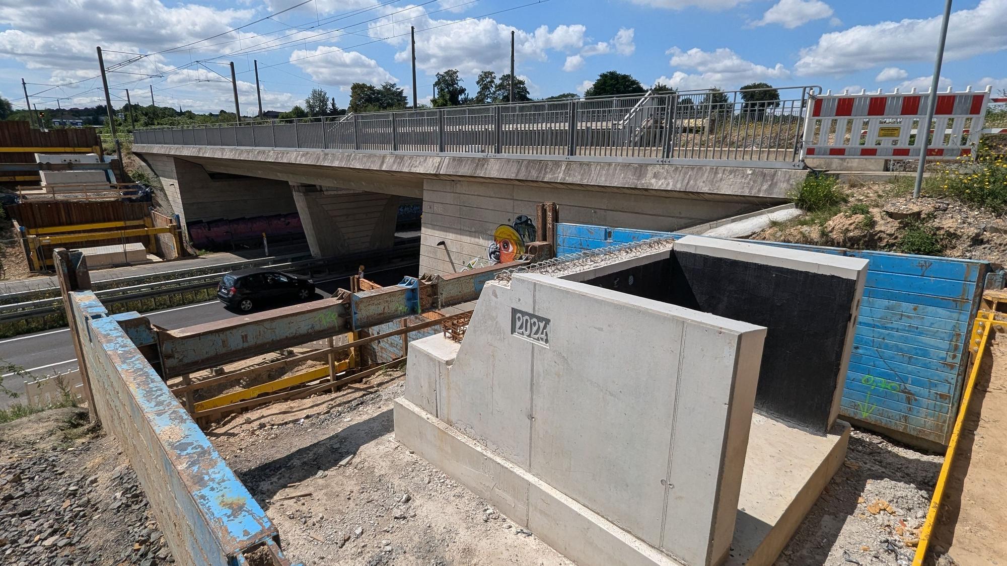 Das Foto zeigt die Fundamente der neuen Fahrradbrücke über die Ortsumgehungsstraße Hermülheim.