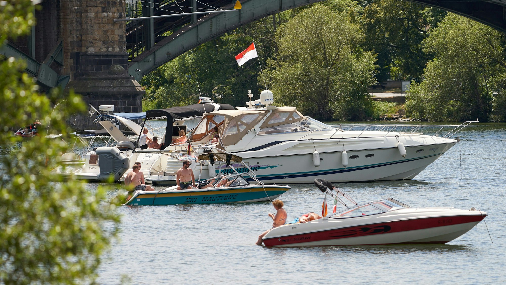 Sportboote liegen dicht gedrängt auf einem Fluss. (Symbolbild)