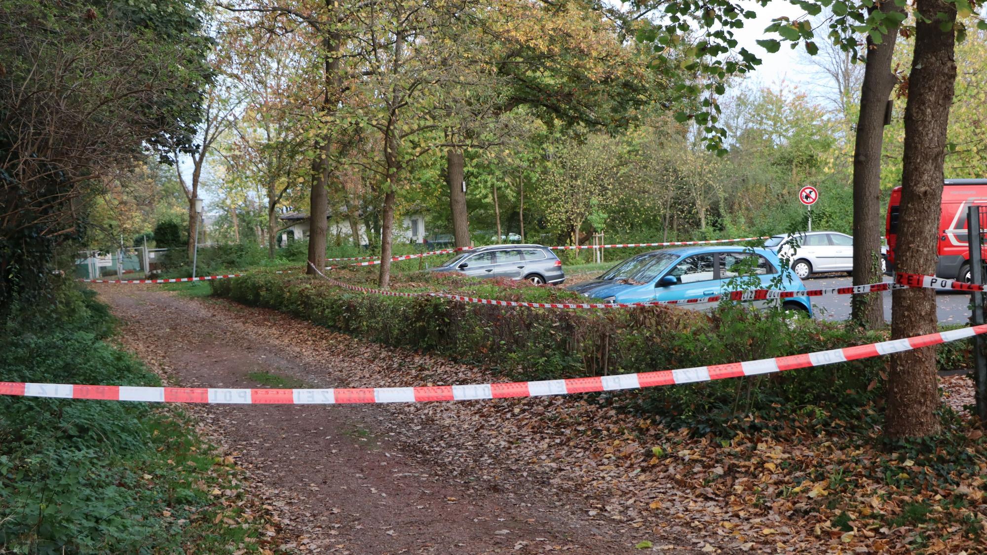 Das Foto zeigt den mit Flatterband gesperrten Parkplatz, auf dem im Oktober 2022 sieben Schüsse abgegeben worden waren.