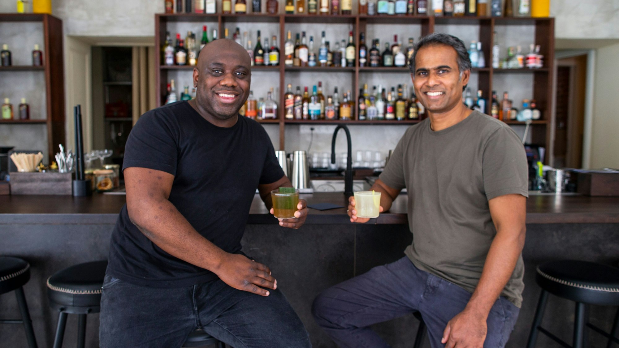 Betreiber Indika Silva (v.r.) und Mitarbeiter Samuel Antonio-Bernardo in der Zest & Spice Bar