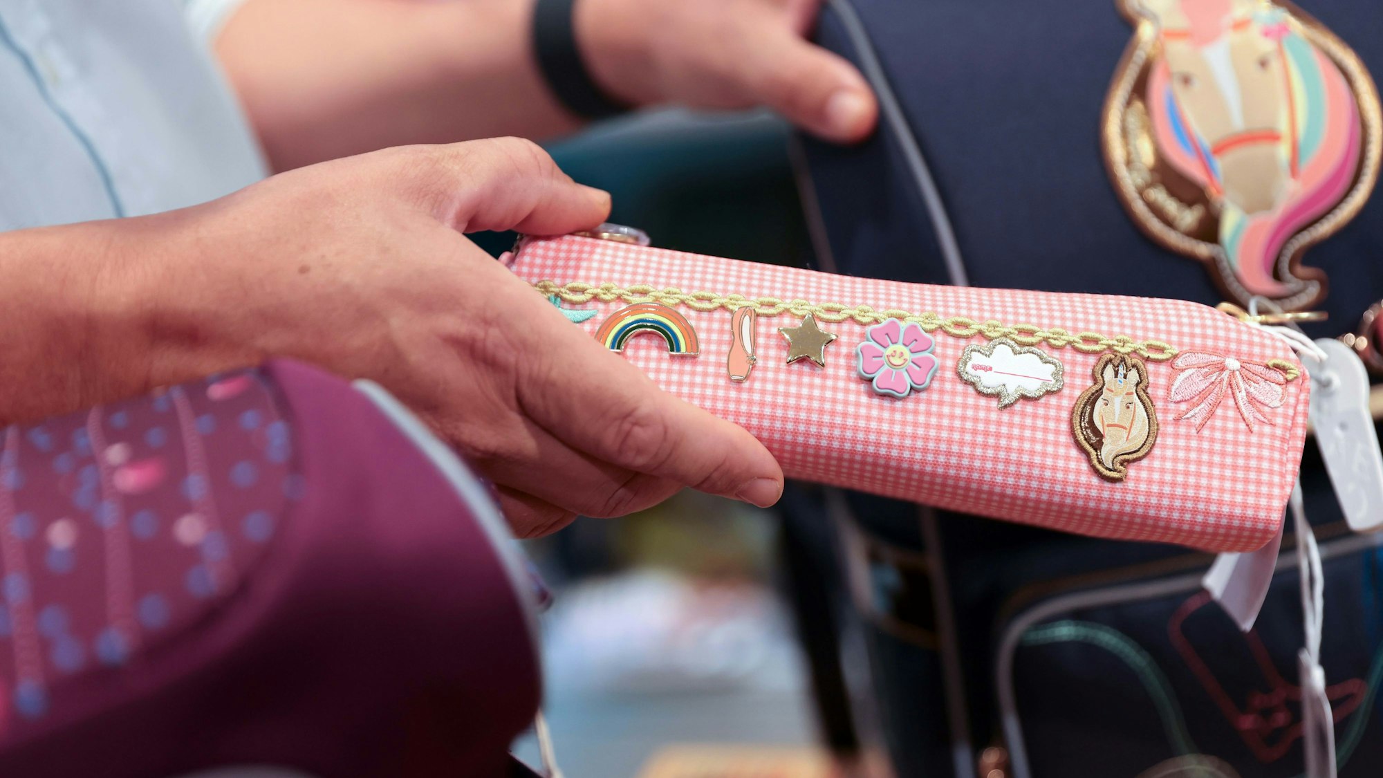Ein detailreiches Mäppchen mit Pferdemotiv von der französischen Marke „Jeune Premier“.