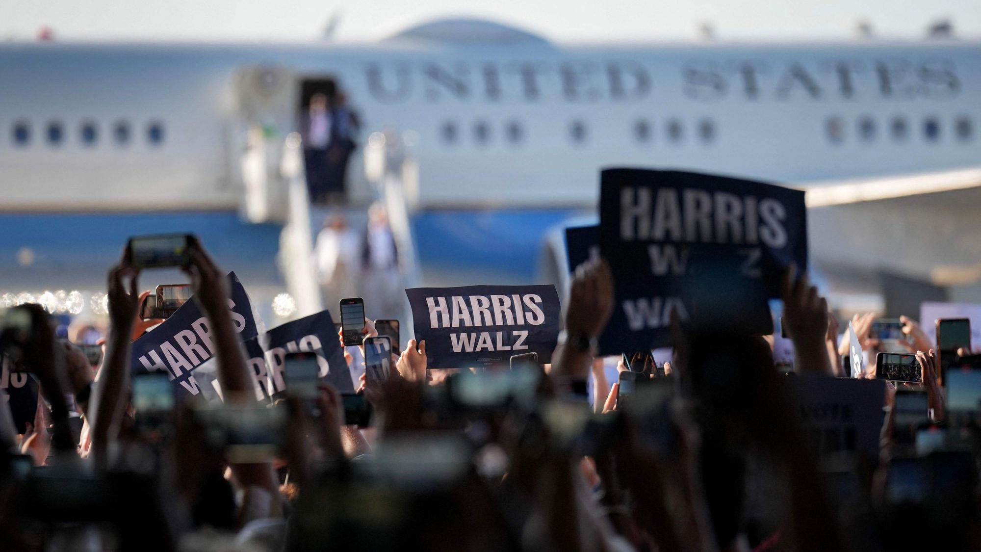 Die Menschen im Vordergrund dieses Fotos hat es laut Donald Trump nie gegeben. Kamala Harris habe sie mit KI in das Bild vom Flughafen in Detroit hinein retuschiert, behauptet der Republikaner in seiner neusten Verschwörungstheorie. Wahr ist an der Behauptung nichts. (Archivbild)