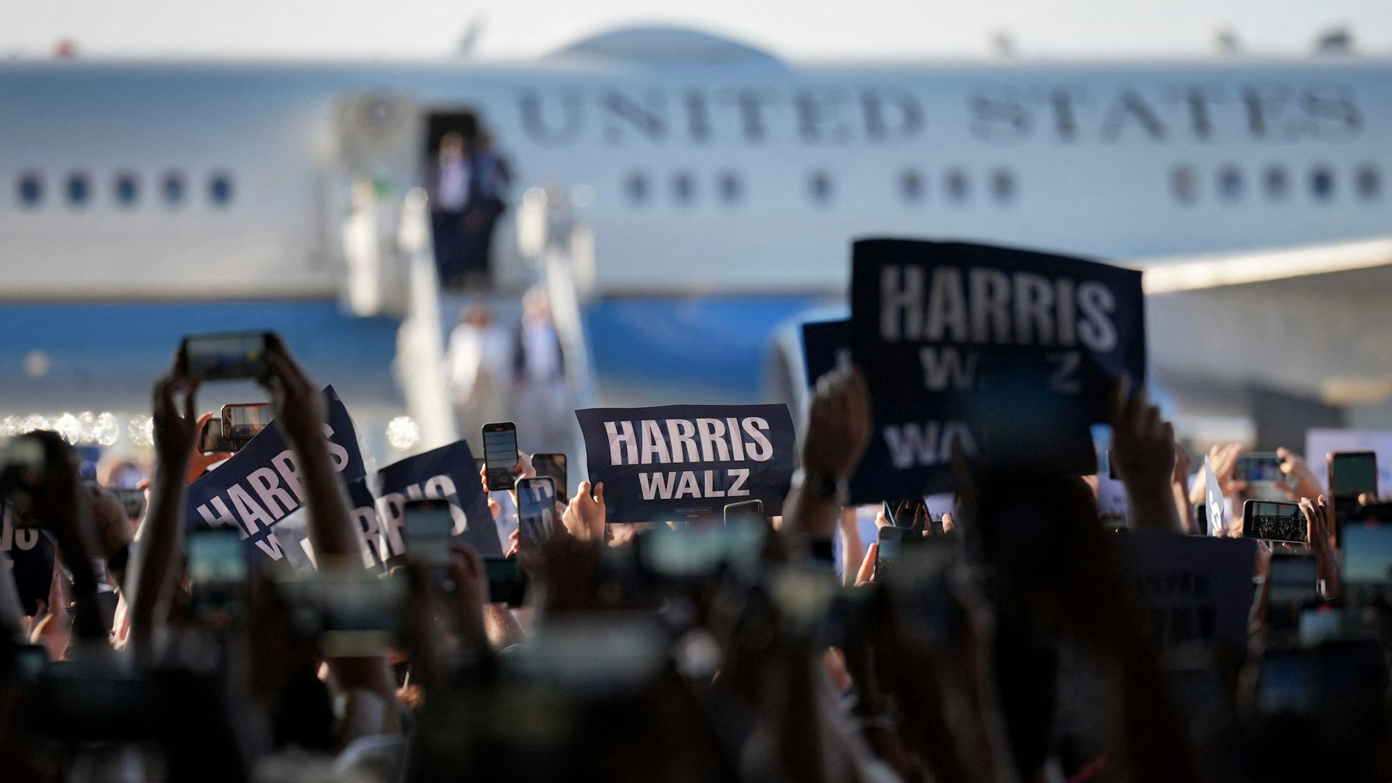 Die Menschen im Vordergrund dieses Fotos hat es laut Donald Trump nie gegeben. Kamala Harris habe sie mit KI in das Bild vom Flughafen in Detroit hinein retuschiert, behauptet der Republikaner in seiner neusten Verschwörungstheorie. Wahr ist an der Behauptung nichts. (Archivbild)
