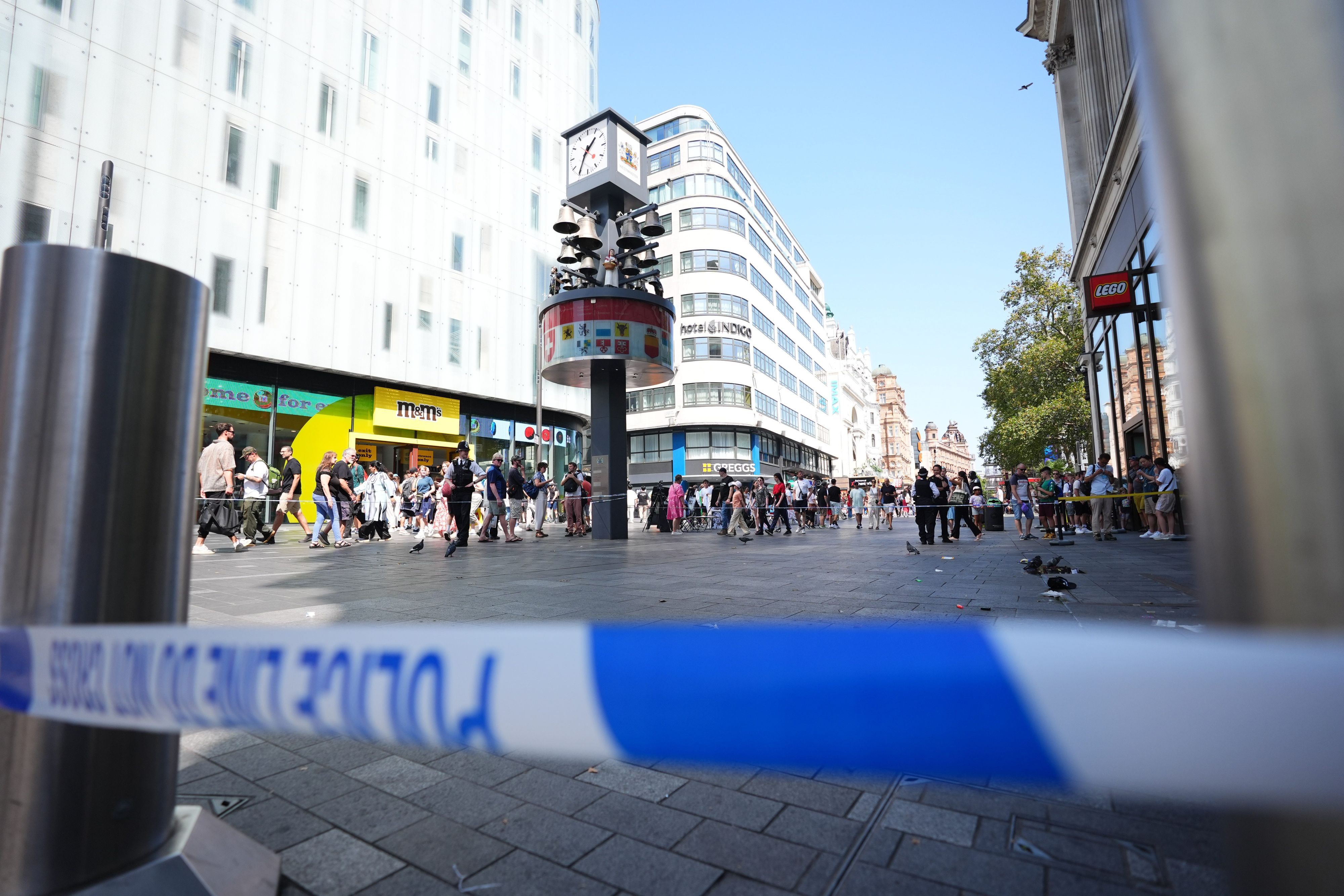 Polizisten stehen am Tatort eines Messerangriffs am Leicester Square. Am belebten Leicester Square im Zentrum von London sind ein elfjähriges Mädchen und eine 34-jährige Frau niedergestochen worden.