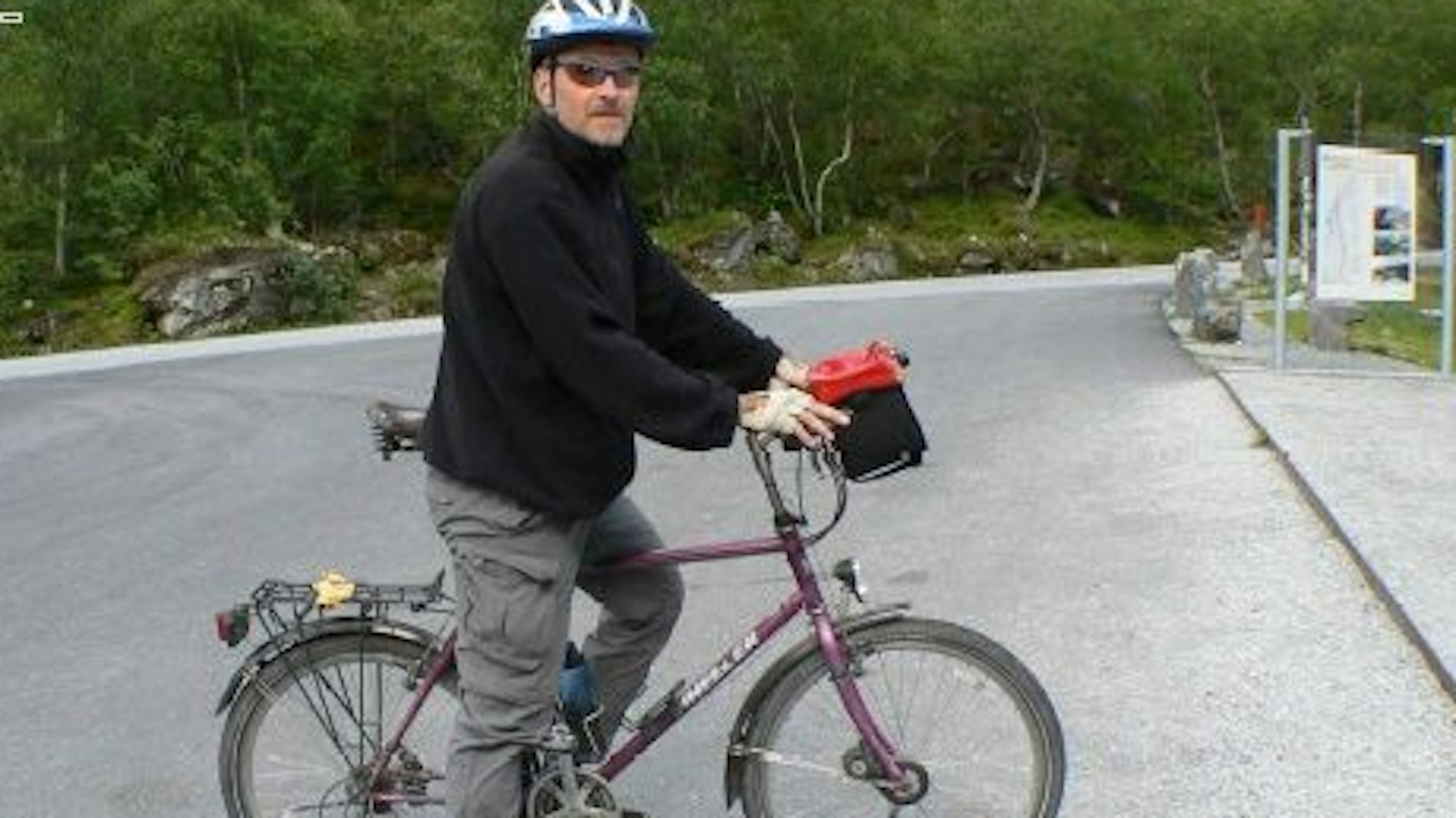 Ein Mann wird auf seinem Fahrrad fotografiert.