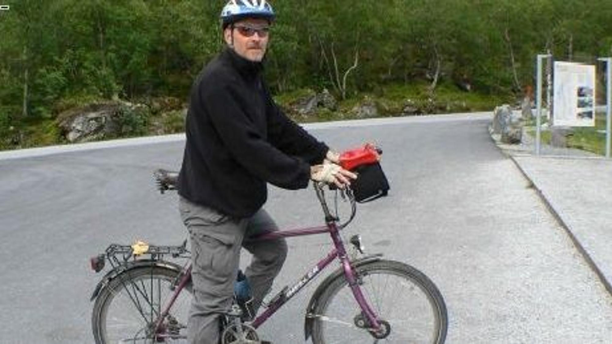 Ein Mann wird auf seinem Fahrrad fotografiert.