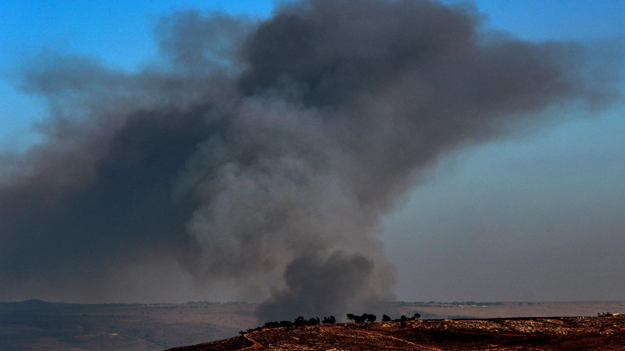 Starker Rauch steigt über der israelischen Siedlung Beit Hillel im Norden von Israel auf, nachdem diese von pro-iranischen Hisbollah-Kämpfern aus dem Südlibanon mit Raketen angegriffen wurde.