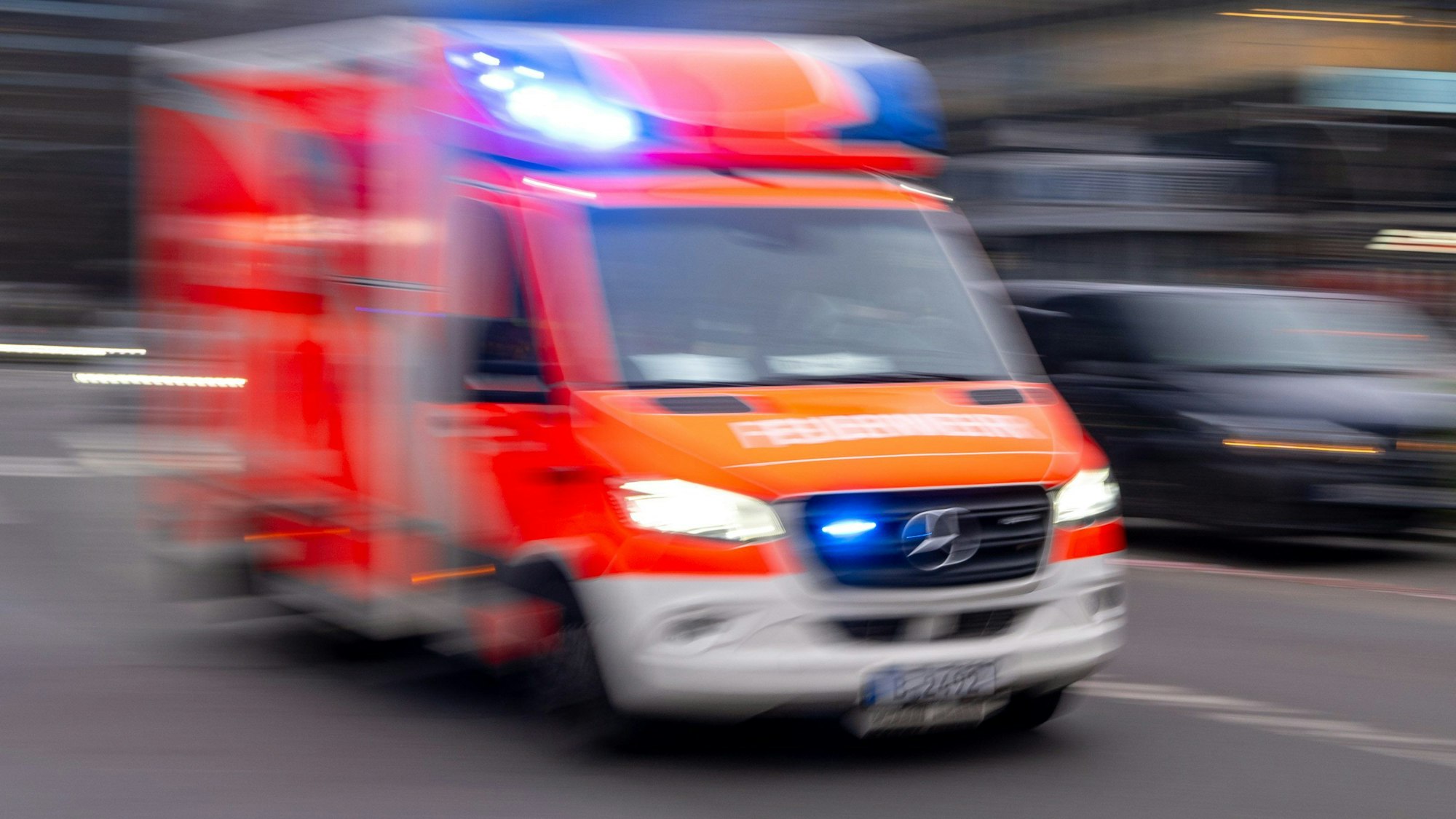 Das Bild zeigt einen Rettungswagen im Einsatz.