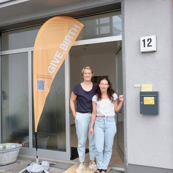 Friederike Hoffmann und Rania Dimtsia (v.l.) im Eingang der neuen Hebammenpraxis am Hermeskeiler Platz.