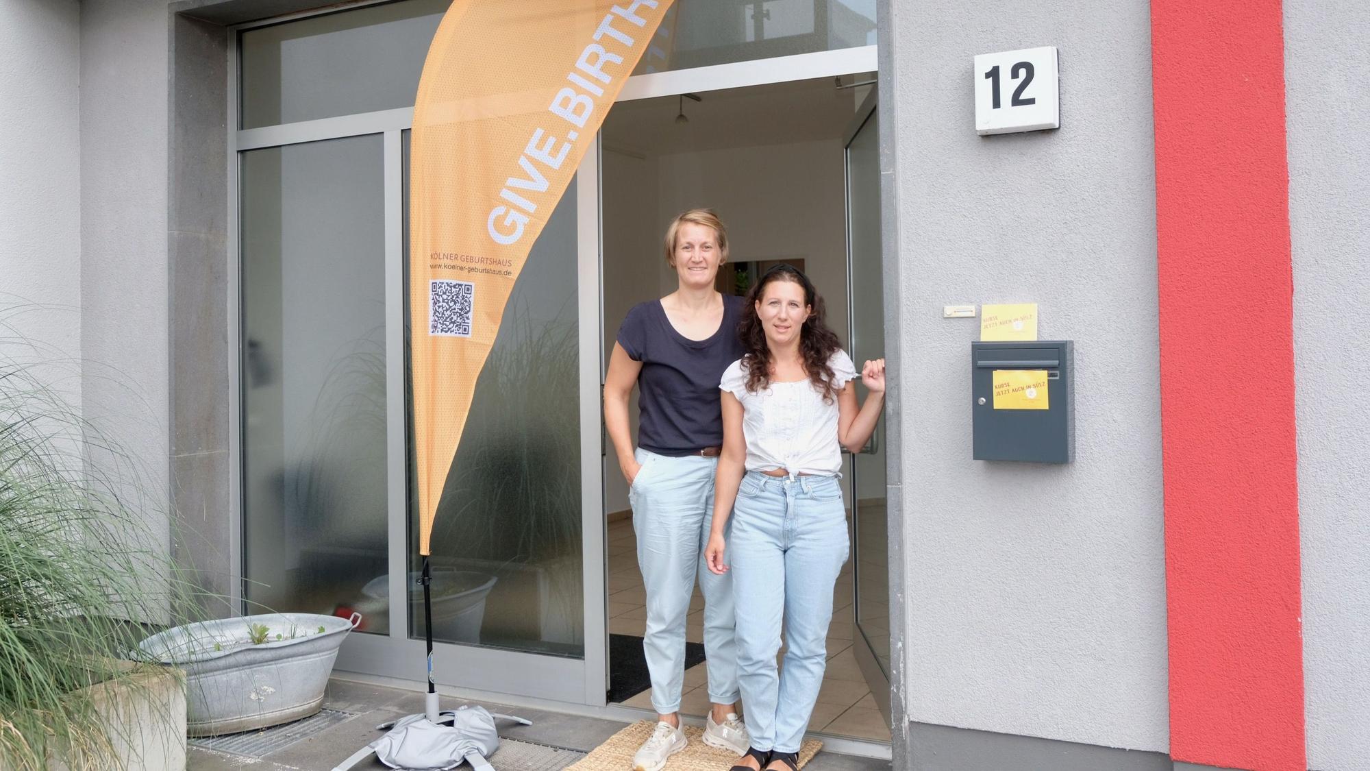 Friederike Hoffmann und Rania Dimtsia (v.l.) im Eingang der neuen Hebammenpraxis am Hermeskeiler Platz.