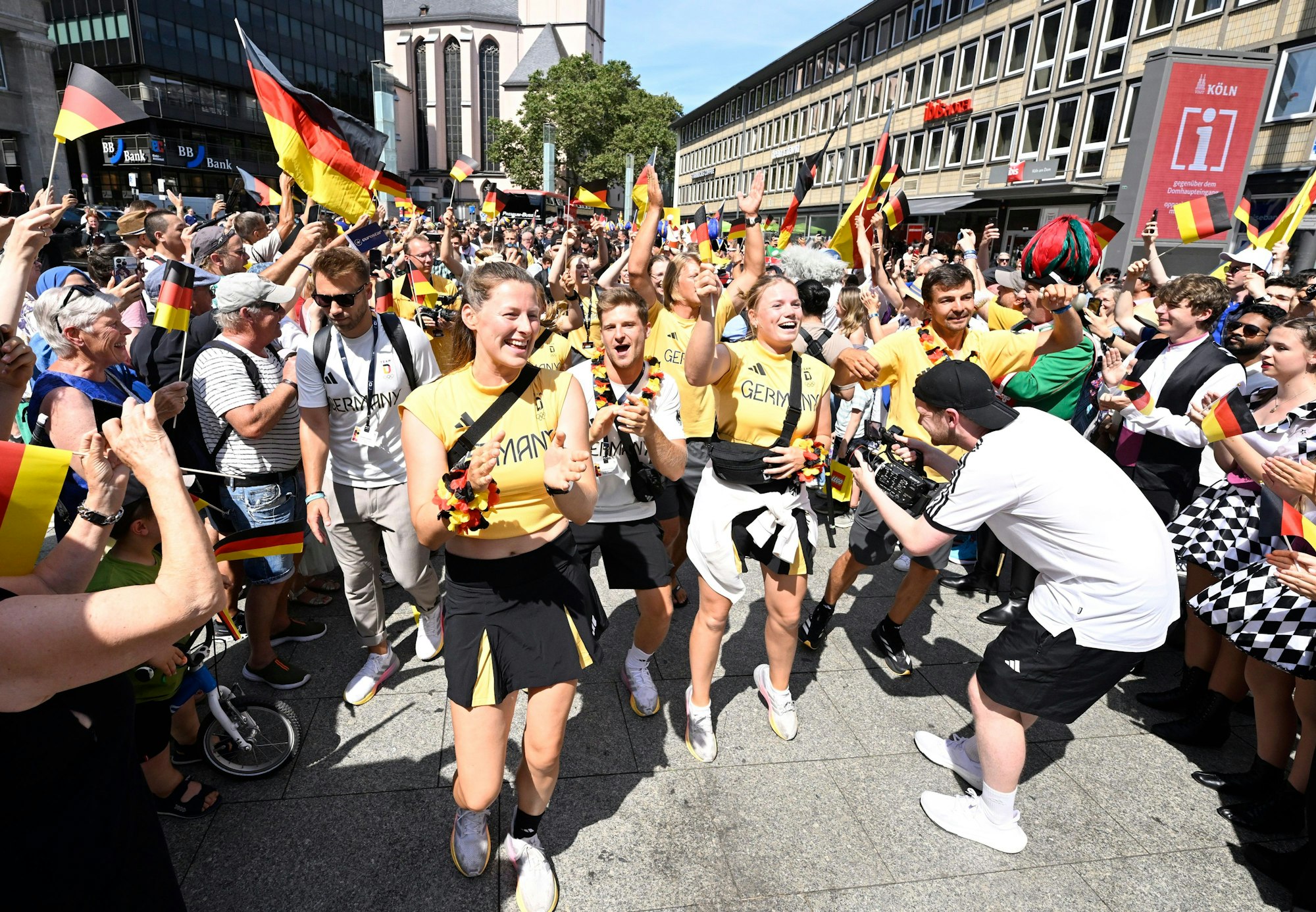 Mit Deutschlandfahnen begrüßten Olympia-Fans die deutschen Athletinnen und Athleten in der Stadt Köln.