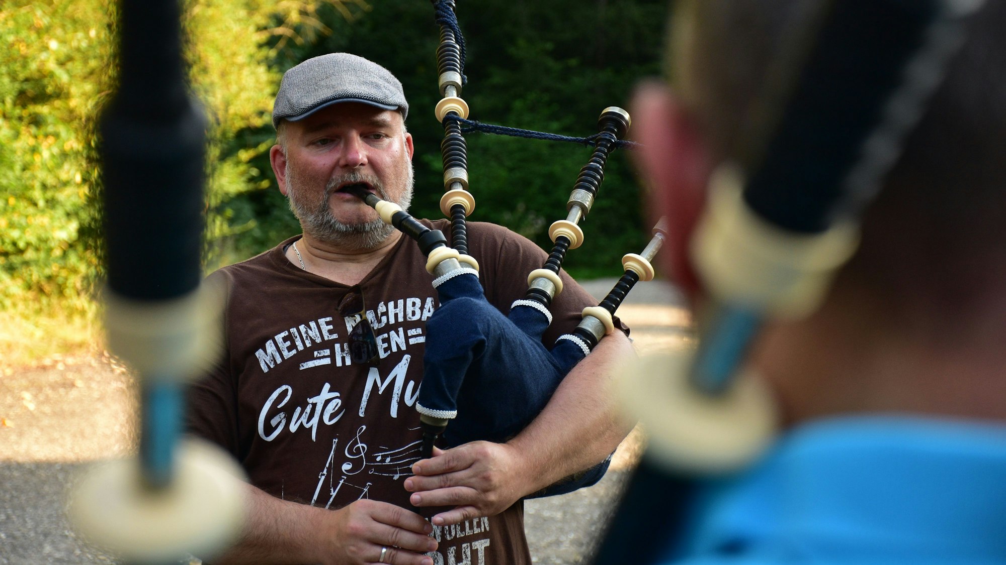 Ein Mann mit Schirmmütze spielt Dudelsack