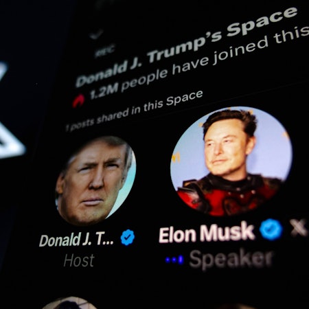 Das Wahlkampfteam der demokratischen Präsidentschaftskandidatin Kamala Harris hat sich zum Livestream des ehemaligen US-Präsidenten Donald Trump (r.) mit Elon Musk geäußert.