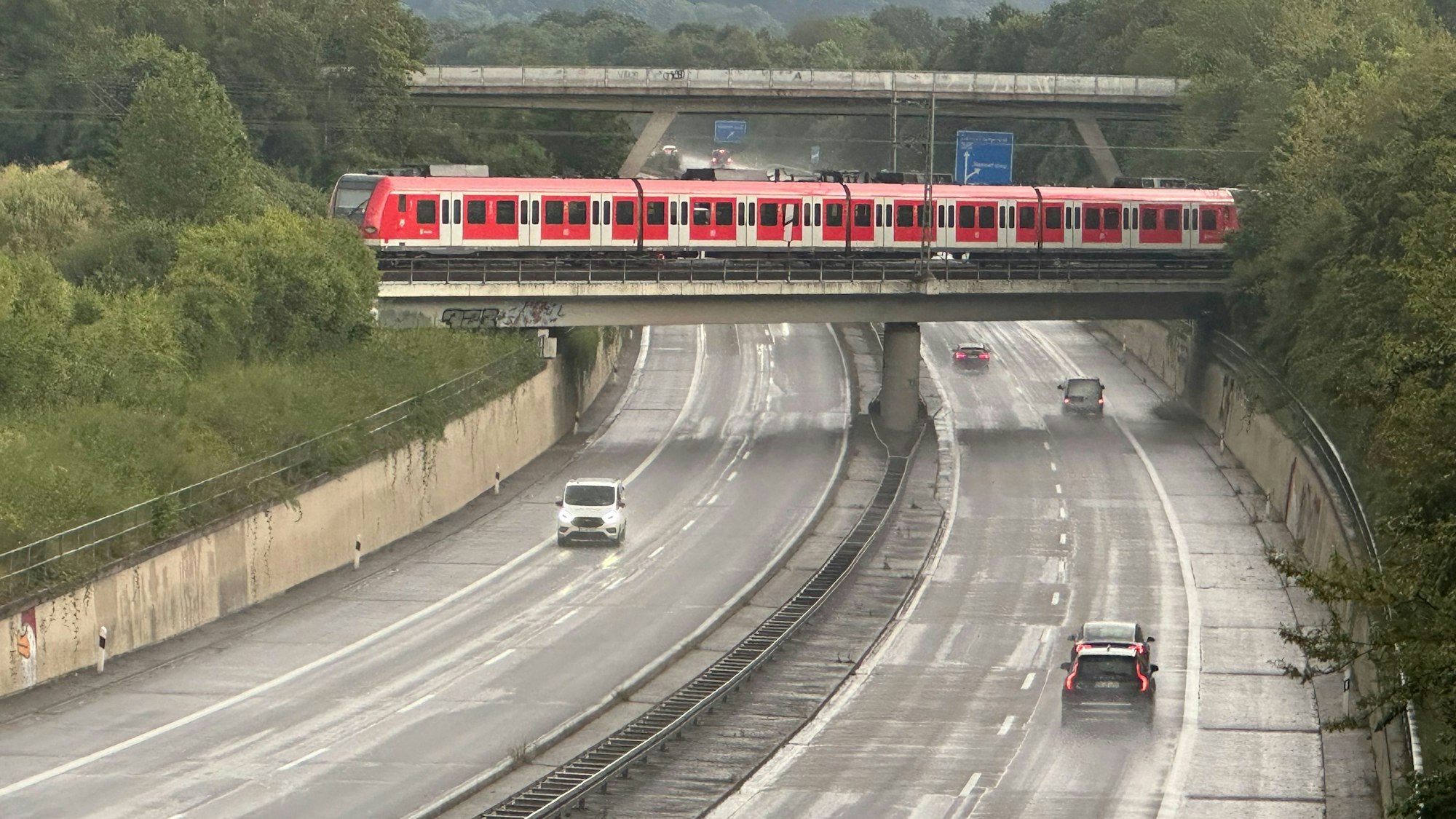 Die S19 blieb auf einer Eisenbahnbrücke über der A560 in Hennef stehen.