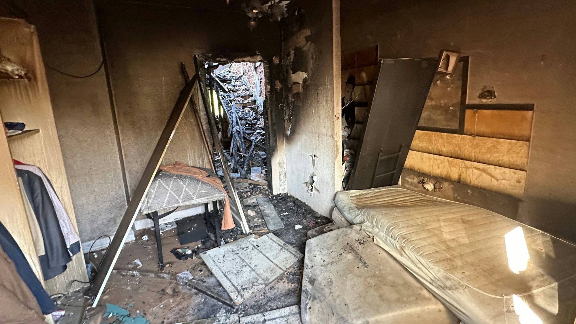 Reporter in der Brandruine vom Haus in Park in Seelscheid mit Genehmigung der Polizei und des Pächters