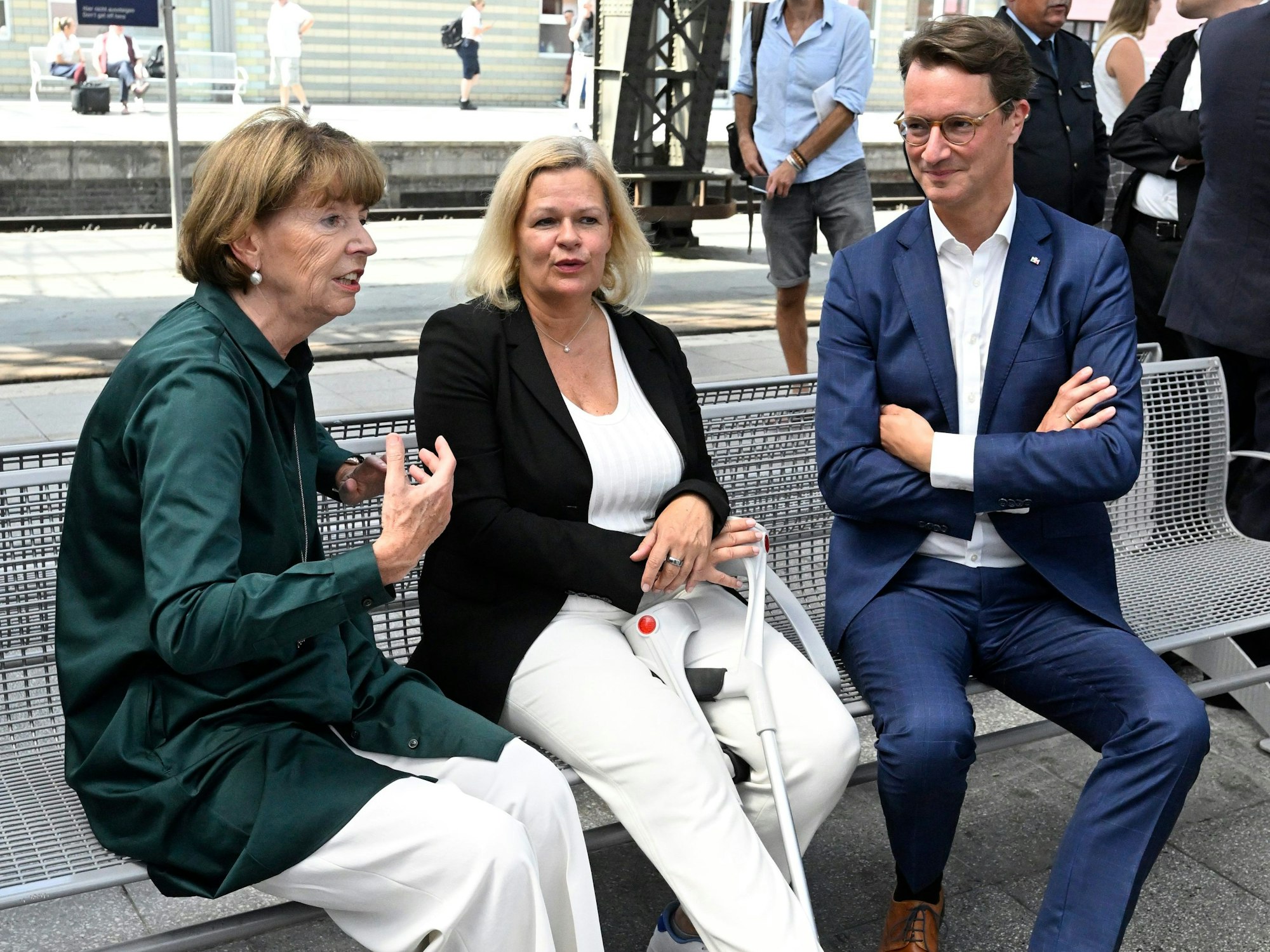 Kölner Oberbürgermeisterin Henriette Reker, Bundesinnenministerin Nancy Faeser (Mitte, SPD) und Hendrik Wüst (Mitte r), Ministerpräsident von Nordrhein-Westfalen, warten auf den Zug der Athleten und Athletinnen des Olympia «Team Deutschland» am Kölner Hauptbahnhof bei deren Rückkehr von den Olympischen Spielen 2024 in Paris empfangen.