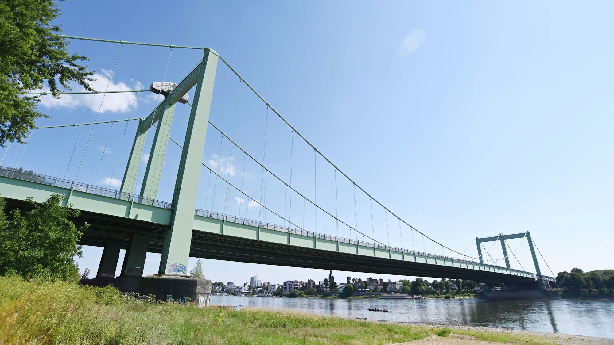 Ein Blick auf die Rodenkirchener Brücke. (Archivbild)