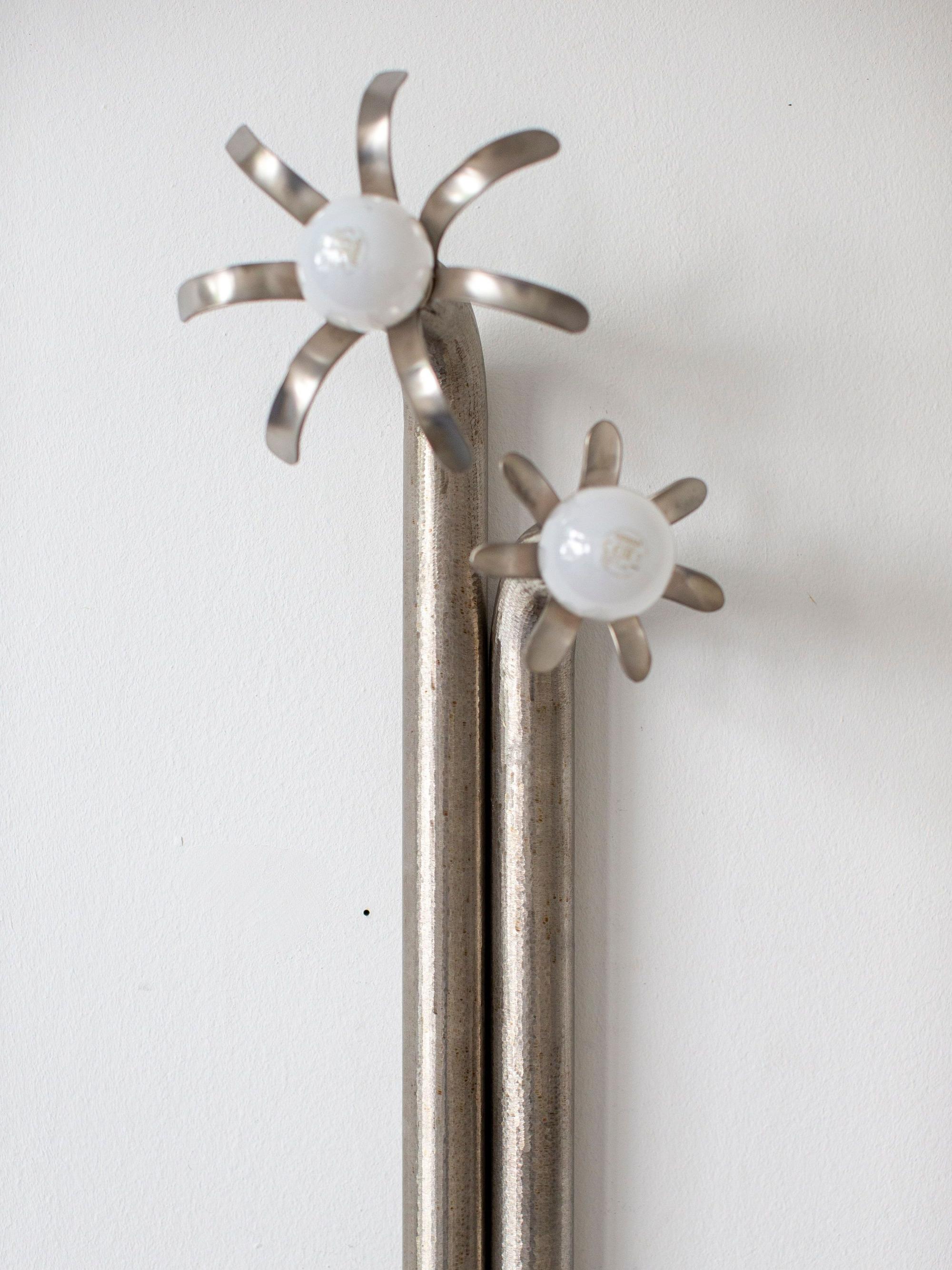 Aus Metallrohren fertig die Objektdesignerin Hannah Kuhlmann filigrane Objekte.