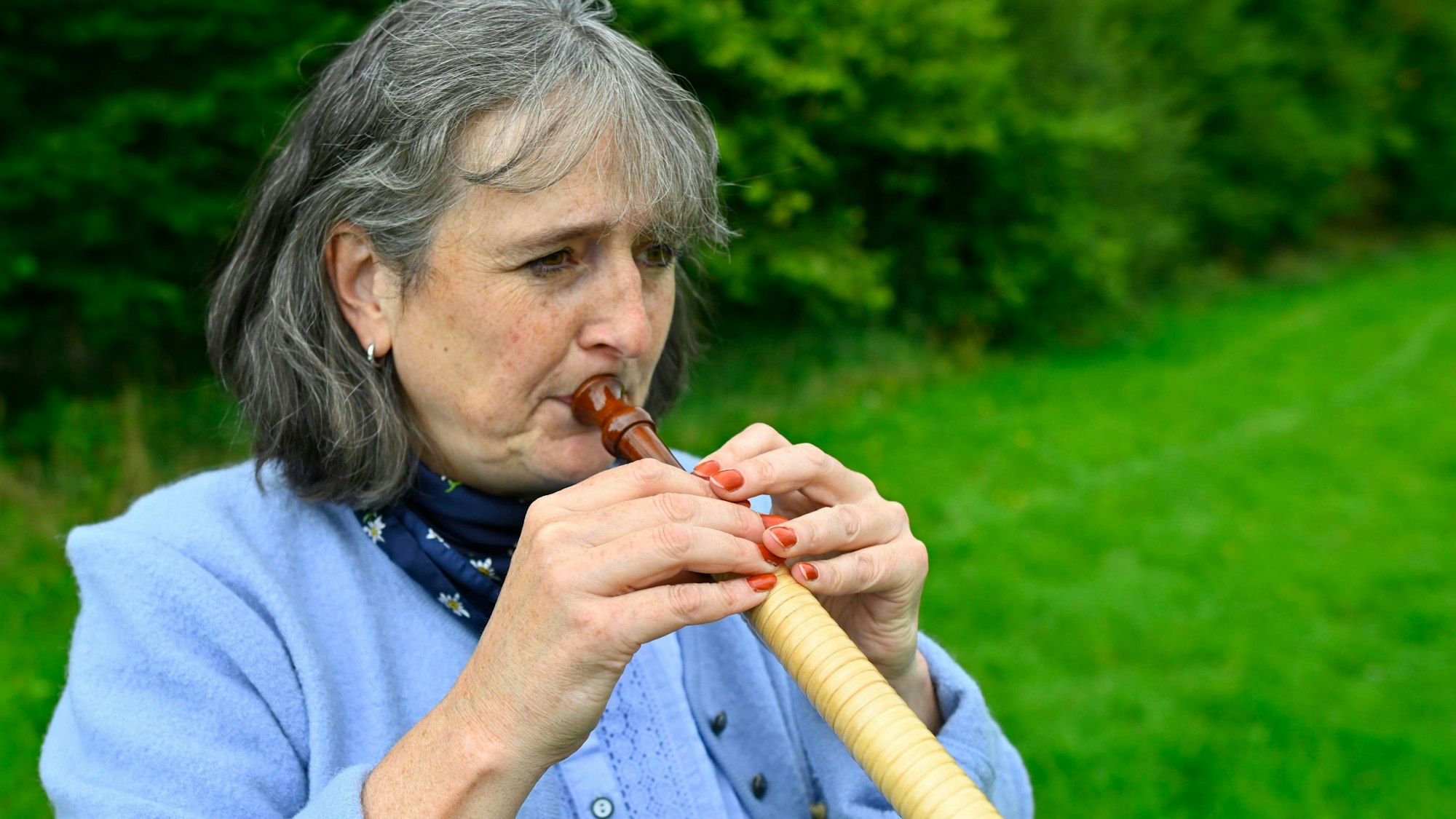 Andrea Kaufmann spielt Alphorn.