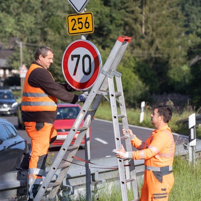 Am 25. August 2021 war es endlich so weit: Die Straßenmeisterei in Waldbröl installierte 17 Schilder allein auf oberbergischer Seite zur Reduzierung des Tempos auf der Bundesstraße 256, dem sogenannten Schladernring.