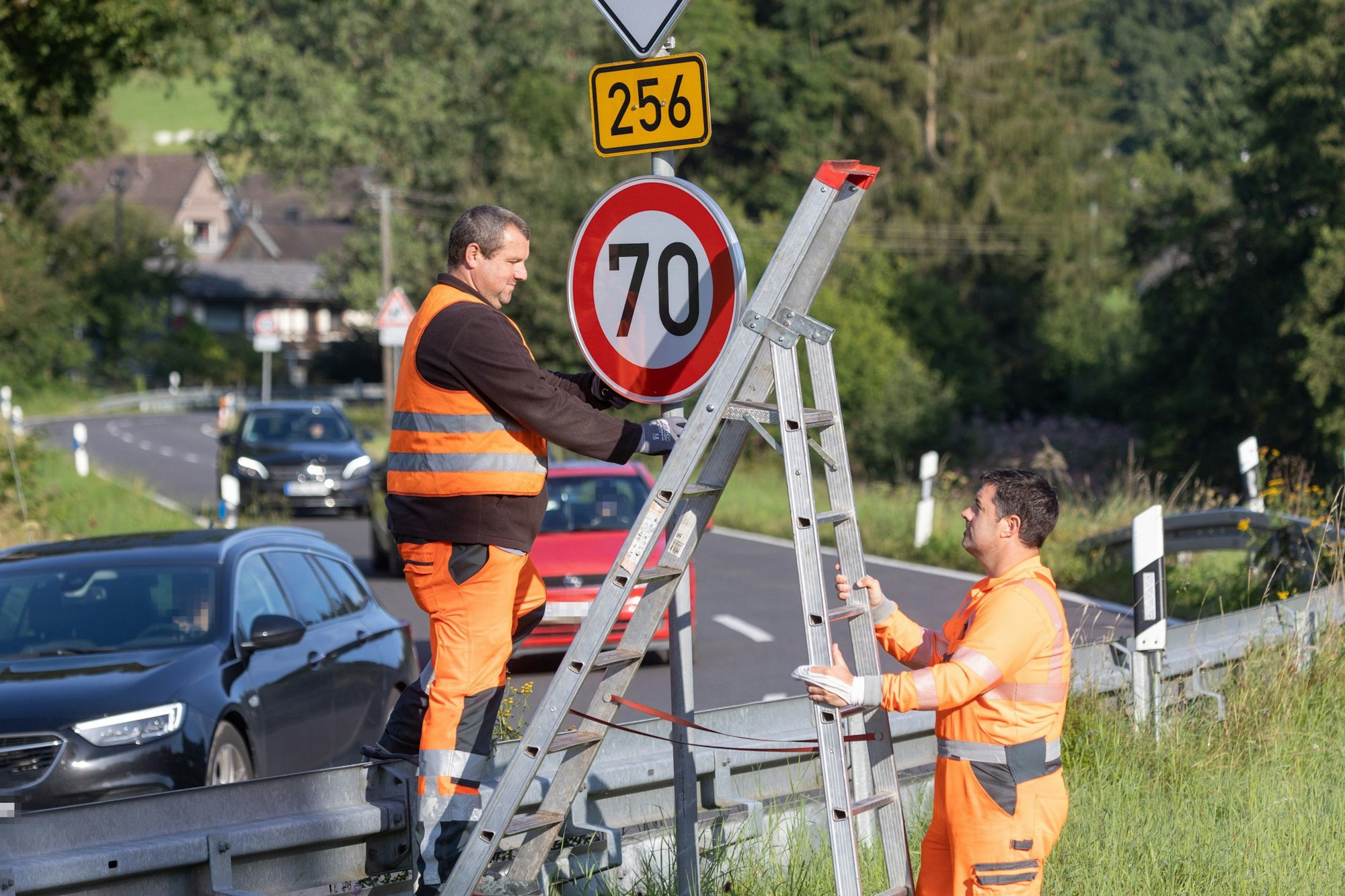 Am 25. August 2021 war es endlich so weit: Die Straßenmeisterei in Waldbröl installierte 17 Schilder allein auf oberbergischer Seite zur Reduzierung des Tempos auf der Bundesstraße 256, dem sogenannten Schladernring.
