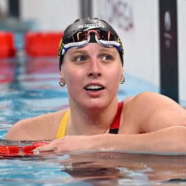 Angelina Köhler nach einem Schwimm-Wettkampf im Schwimmbecken.