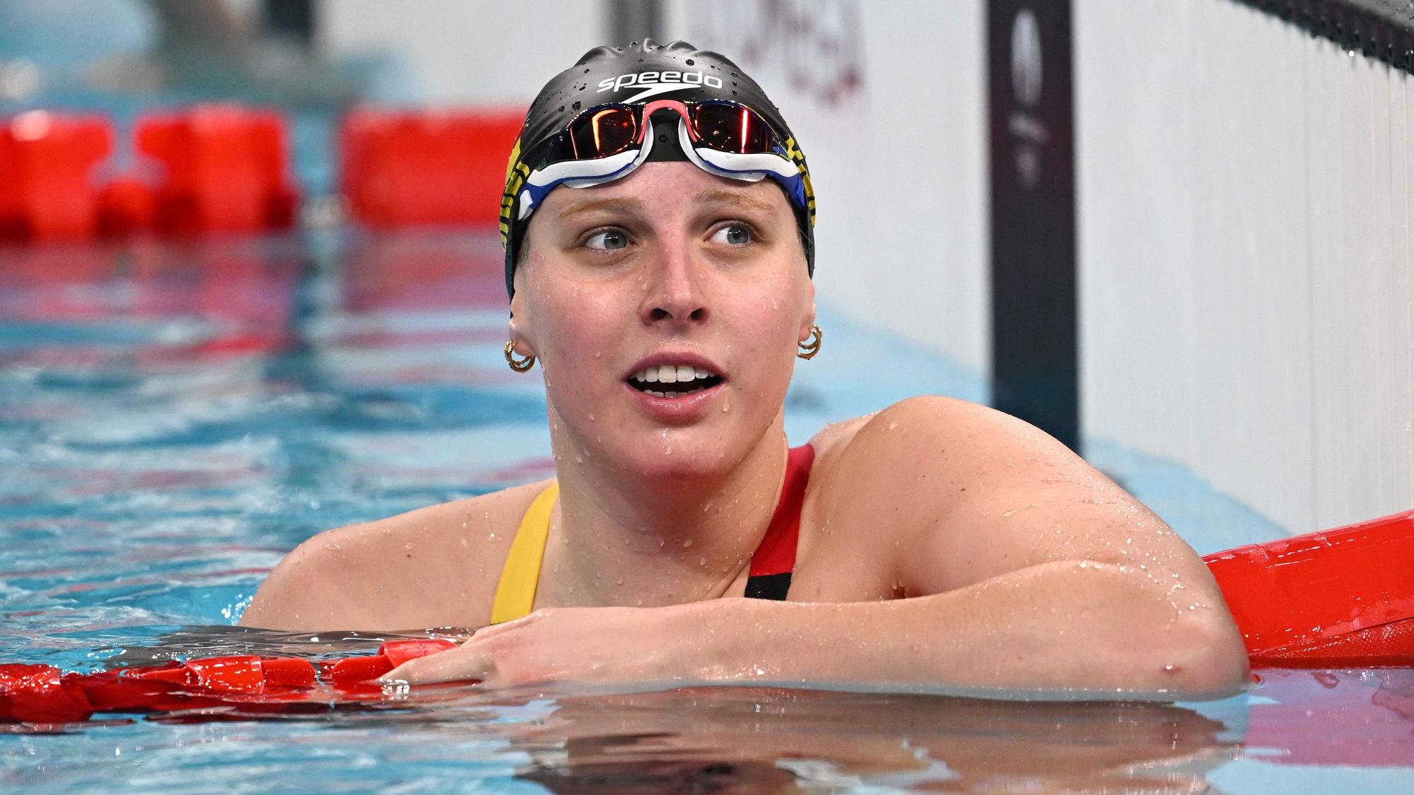 Angelina Köhler nach einem Schwimm-Wettkampf im Schwimmbecken.
