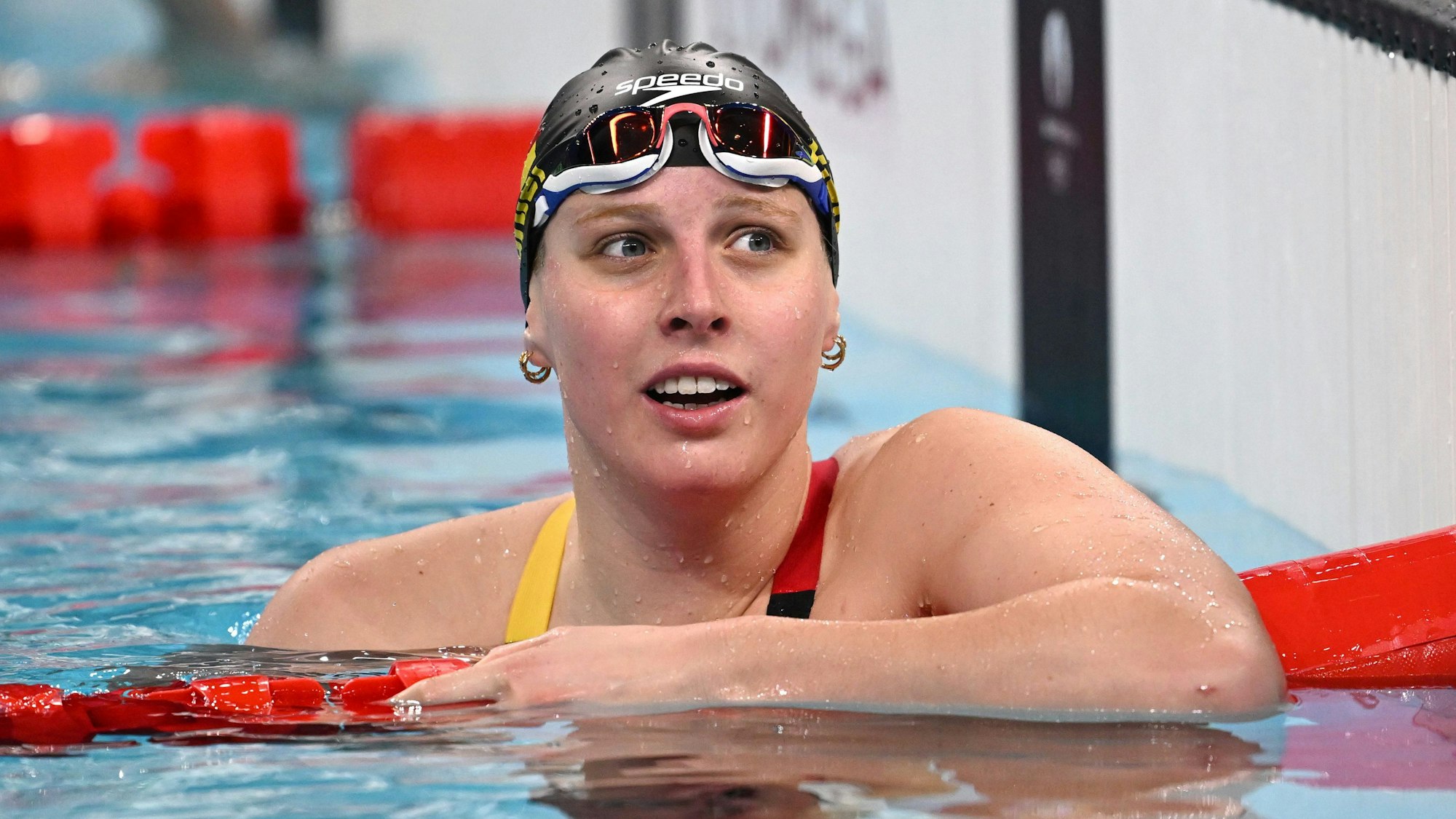 Angelina Köhler nach einem Schwimm-Wettkampf im Schwimmbecken.