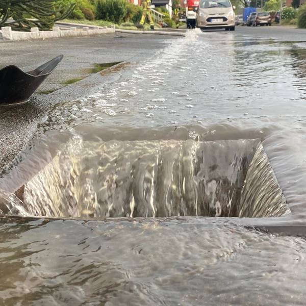 Die Feuerwehr öffnete Gullideckel, damit die Wassermassen schneller abfließen konnten.