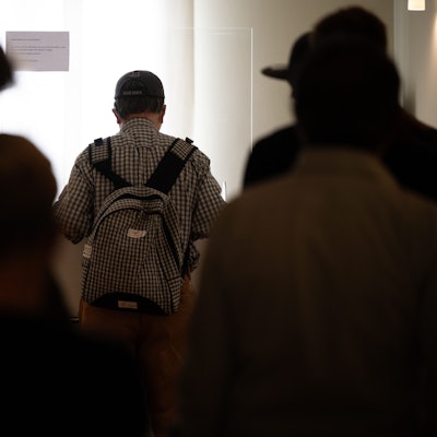 Berlin: Patienten stehen in einer HNO-Praxis kurz nach der Öffnung zur Sprechstunde am Empfang.